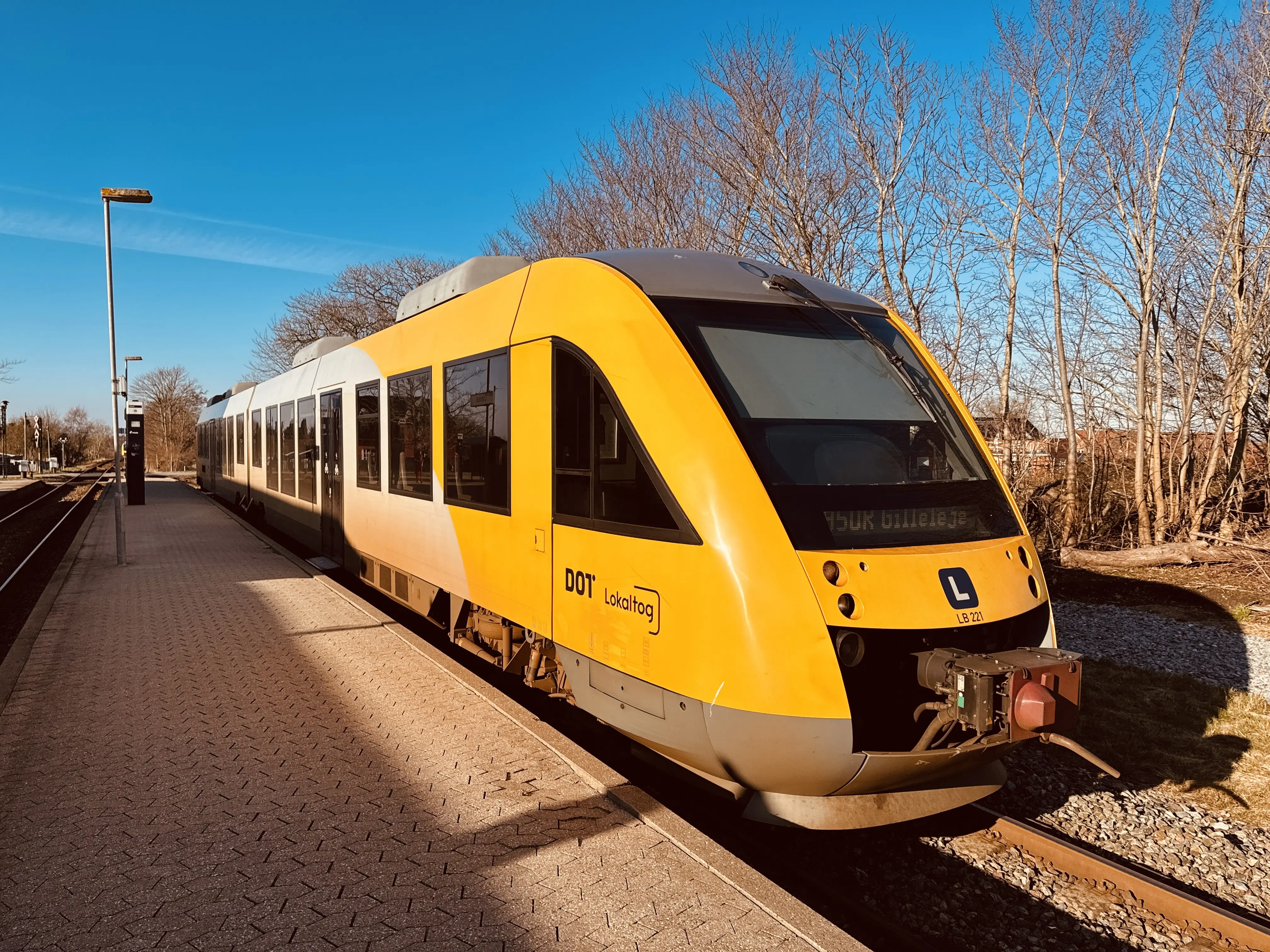 Billede af LT 121-221, tidligere LB 121-221 fotograferet ud for Græsted Station. Billede af LT 121-221, tidligere LB 121-221 fotograferet ud for Græsted Station.