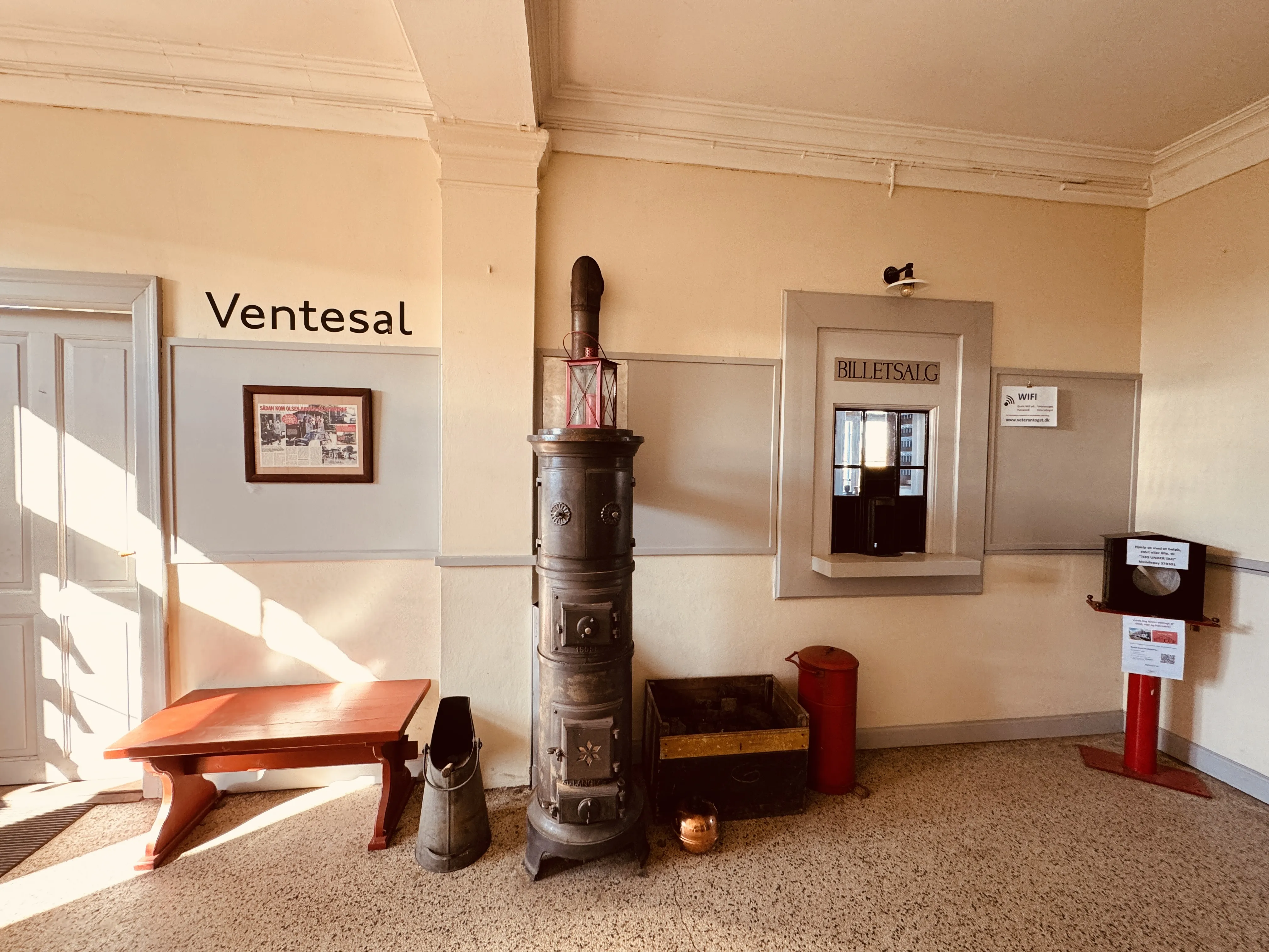 Billede af indretningen i Græsted Station. Billede af indretningen i Græsted Station.