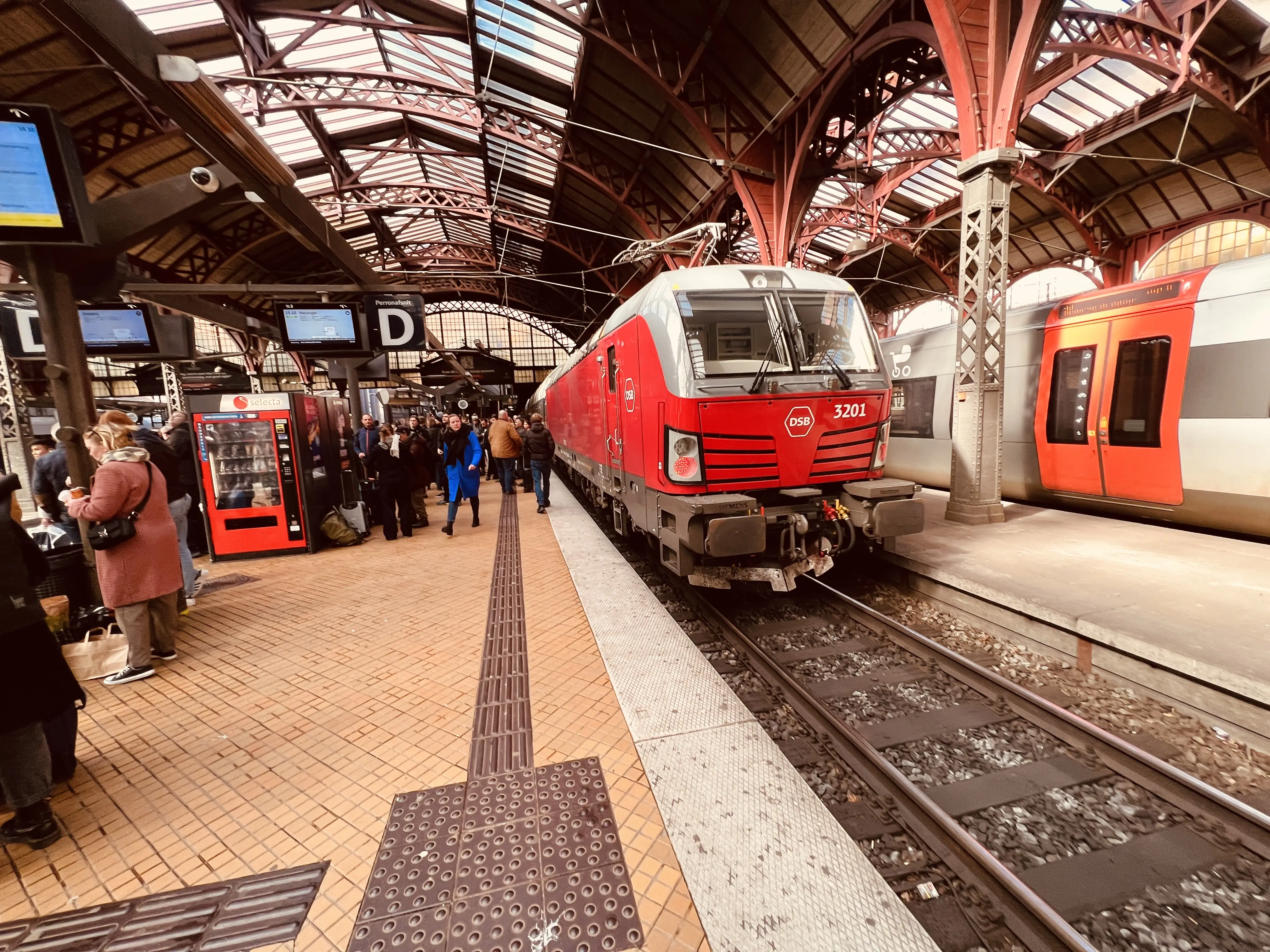 Billede af DSB EB 3201 fotograferet ud for København Hovedbanegård. Billede af DSB EB 3201 fotograferet ud for København Hovedbanegård.