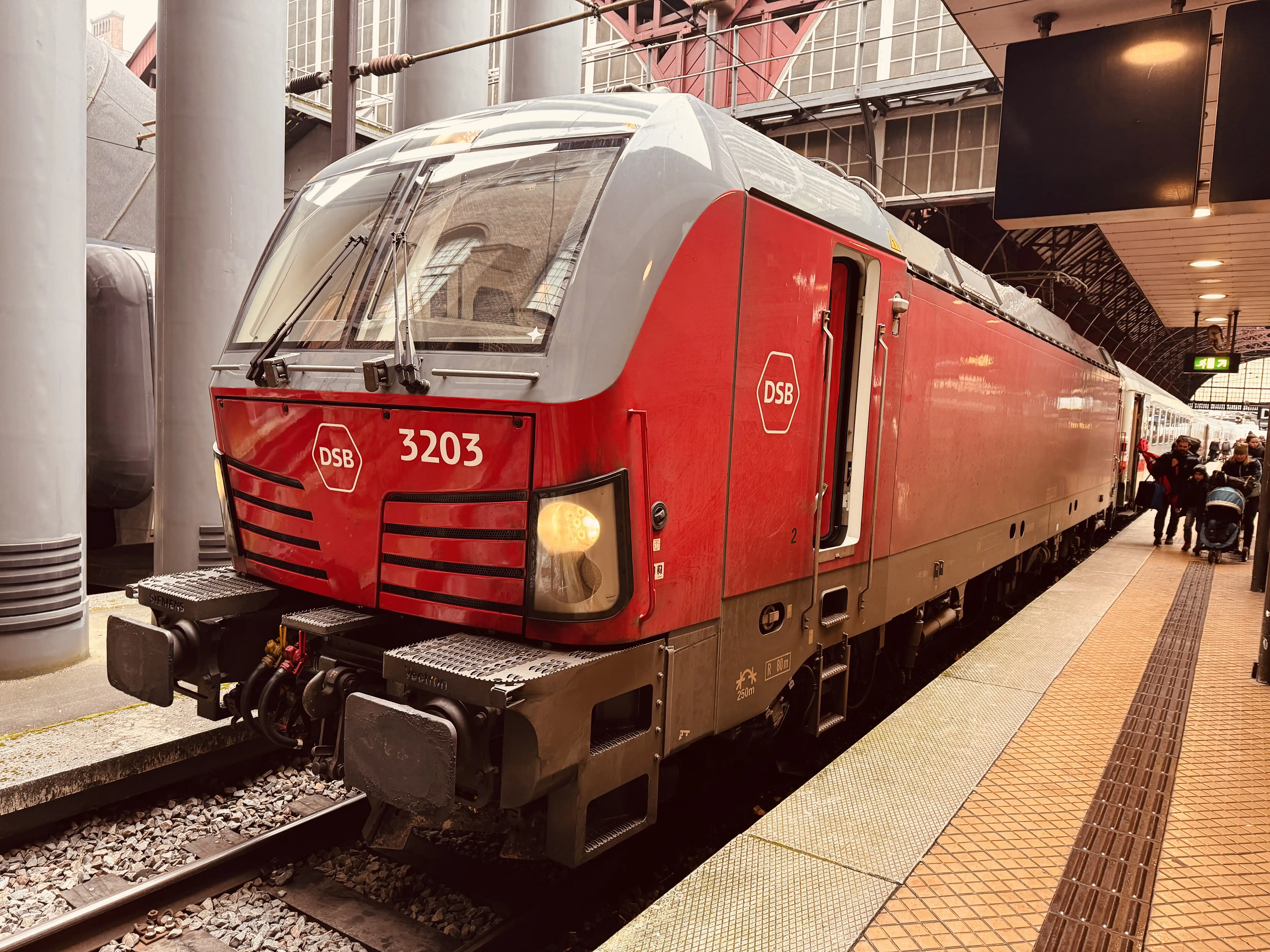 Billede af DSB EB 3203 fotograferet ud for København Hovedbanegård. Billede af DSB EB 3203 fotograferet ud for København Hovedbanegård.