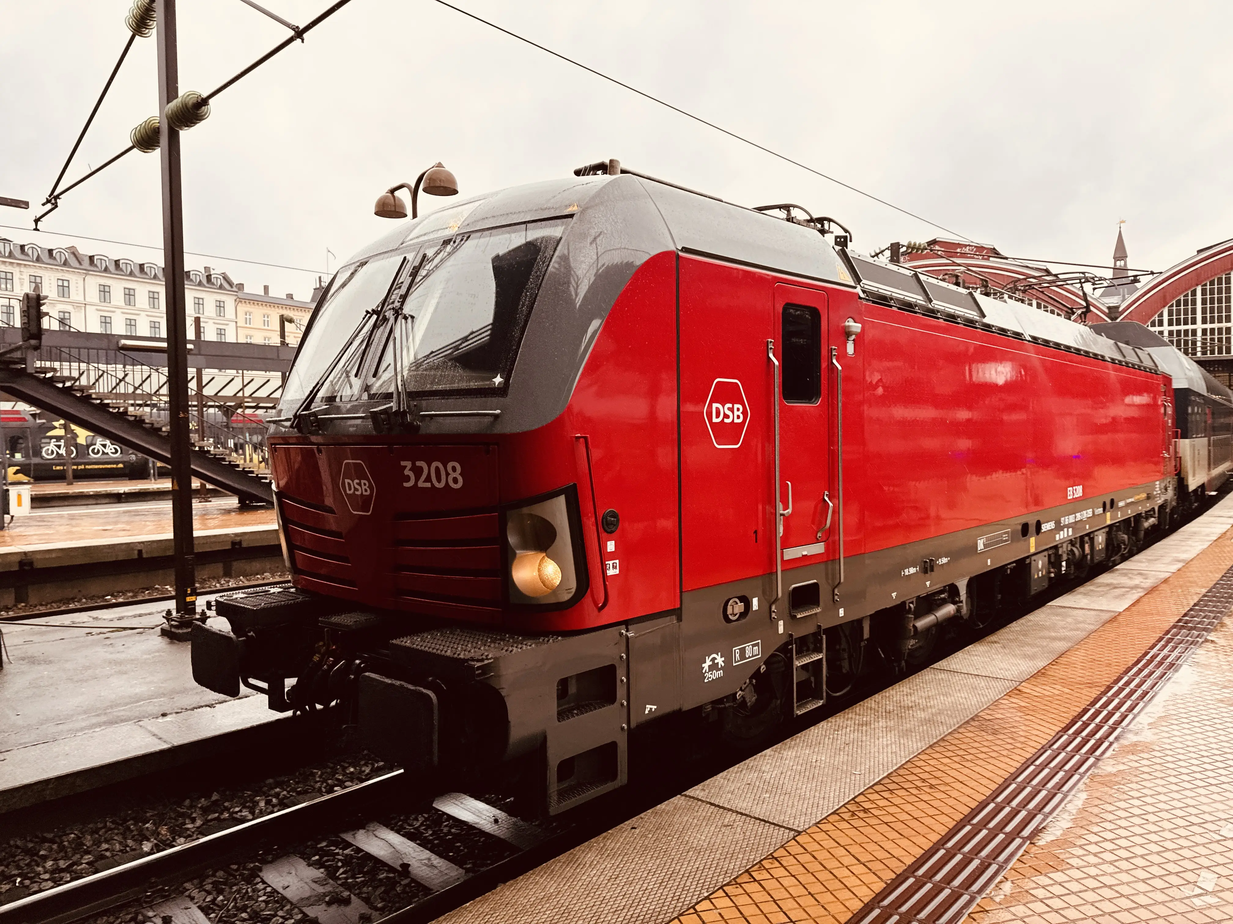 Billede af DSB EB 3208 fotograferet ud for København Hovedbanegård. Billede af DSB EB 3208 fotograferet ud for København Hovedbanegård.