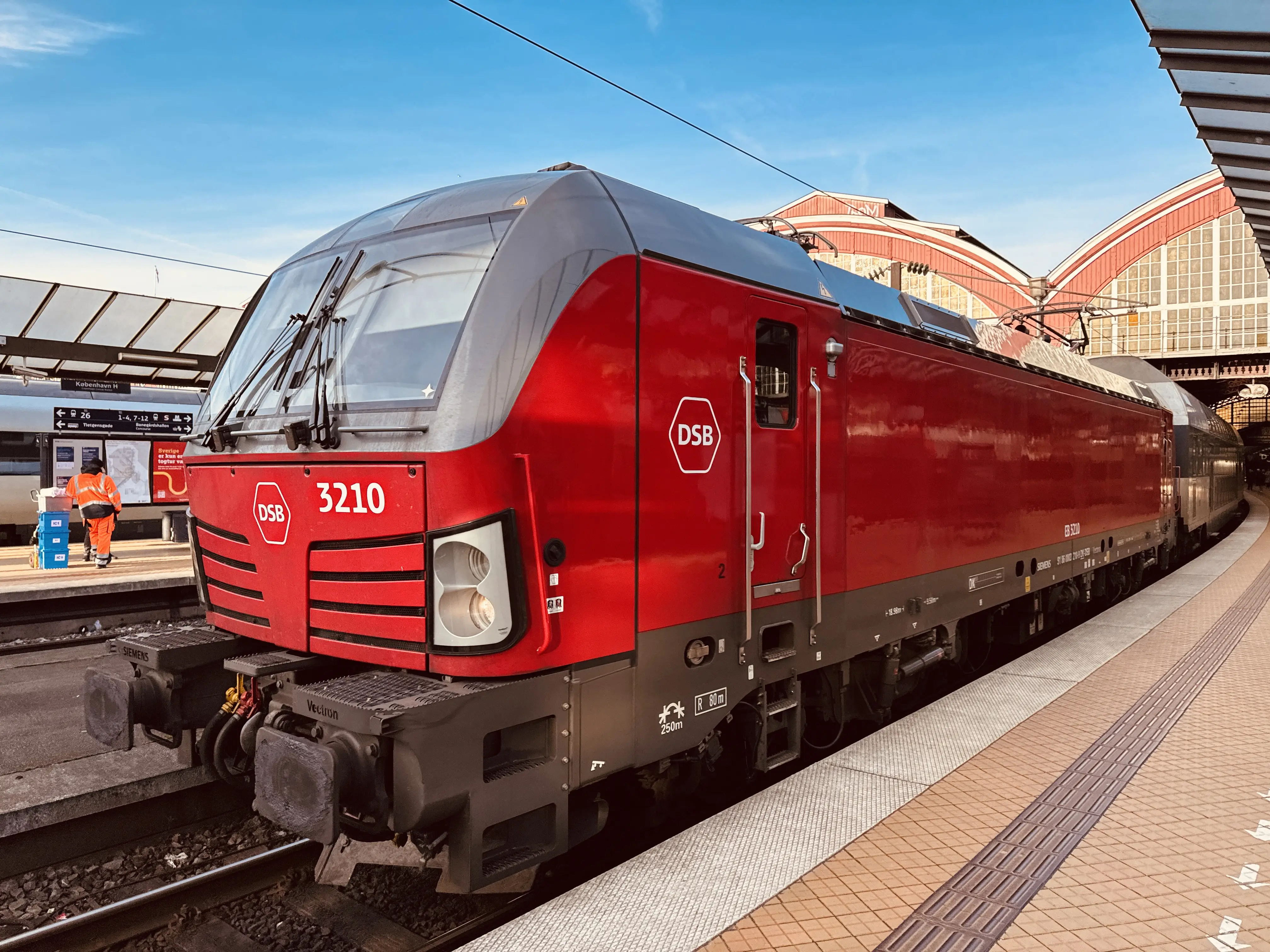 Billede af DSB EB 3210 fotograferet ud for København Hovedbanegård. Billede af DSB EB 3210 fotograferet ud for København Hovedbanegård.