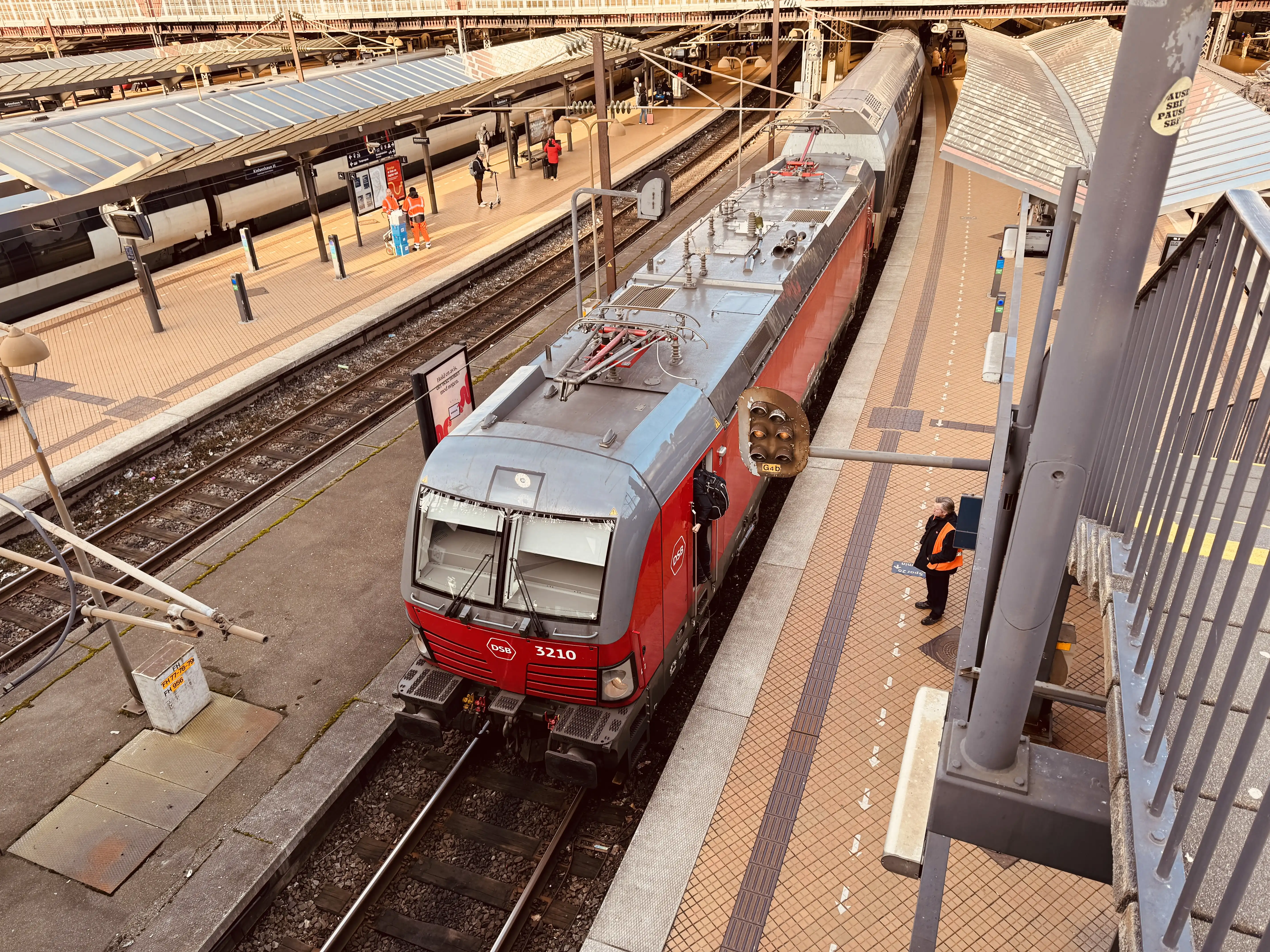 Billede af DSB EB 3210 fotograferet ud for København Hovedbanegård. Billede af DSB EB 3210 fotograferet ud for København Hovedbanegård.