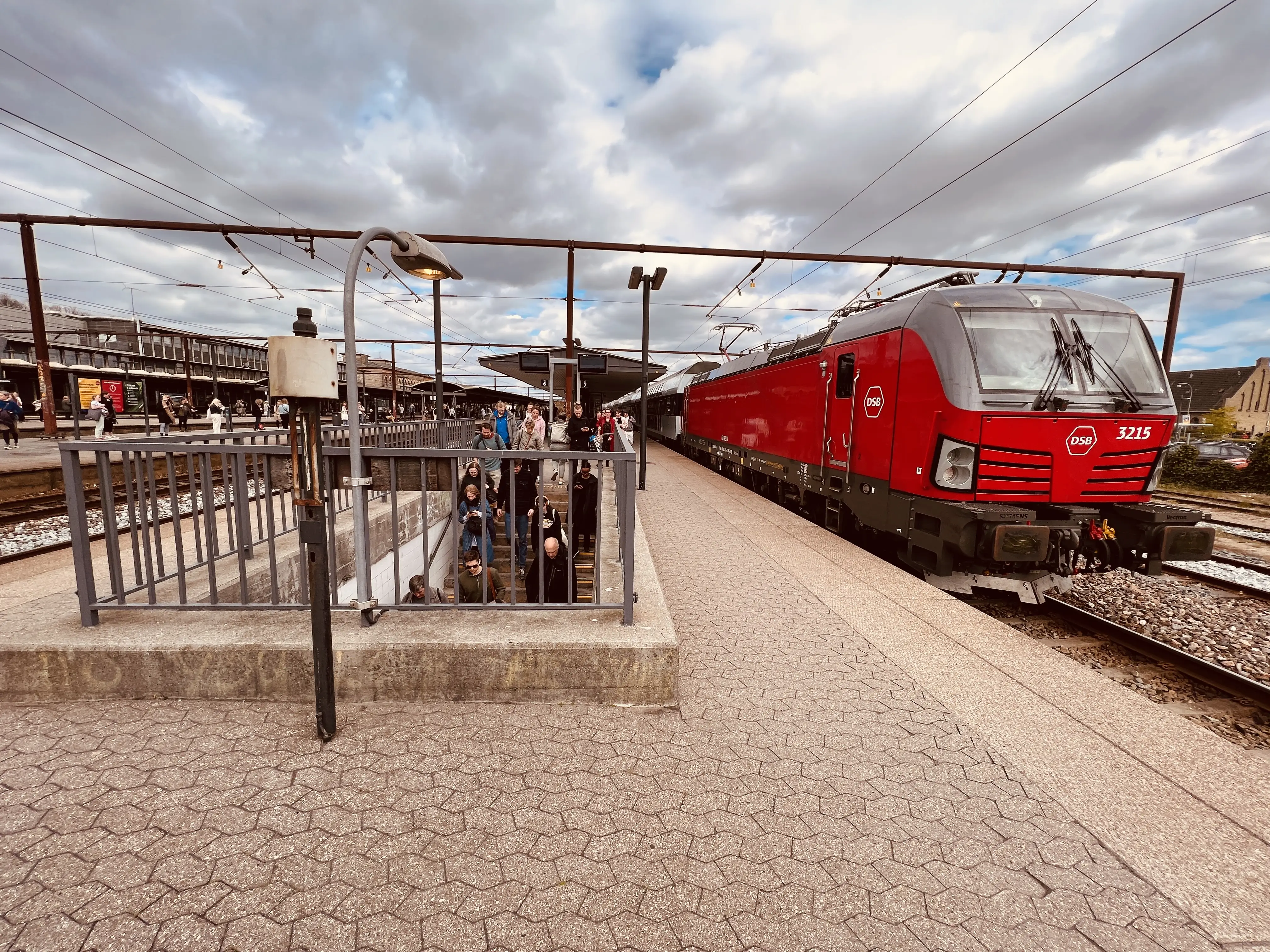 Billede af DSB EB 3215 fotograferet ud for Roskilde Station.