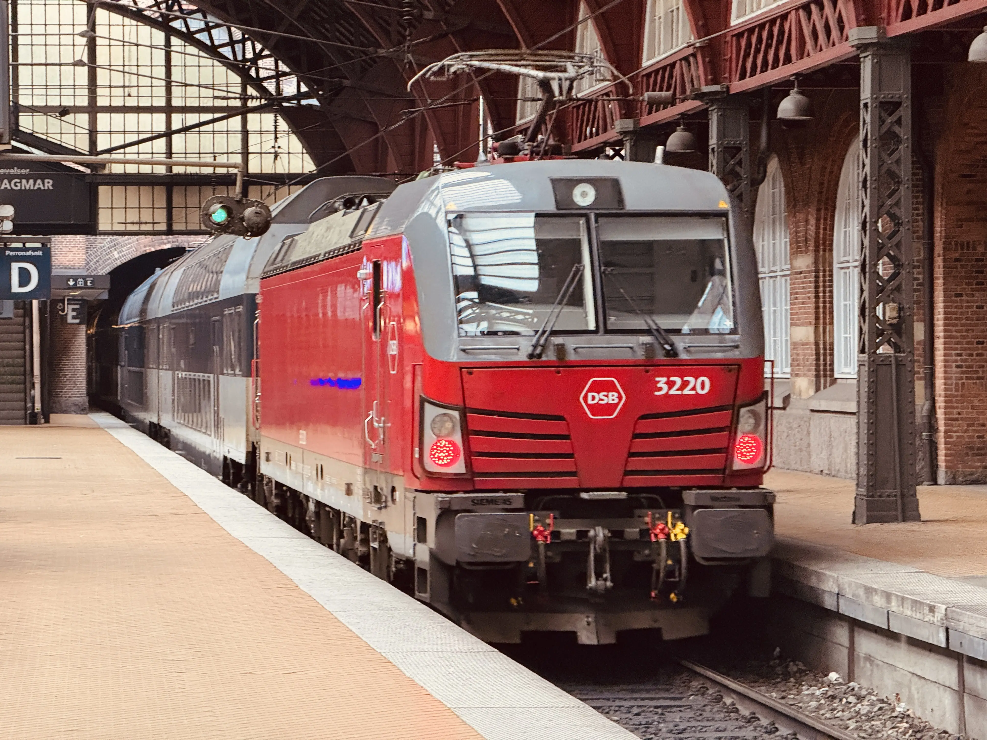Billede af DSB EB 3220 fotograferet ud for København Hovedbanegård. Billede af DSB EB 3220 fotograferet ud for København Hovedbanegård.