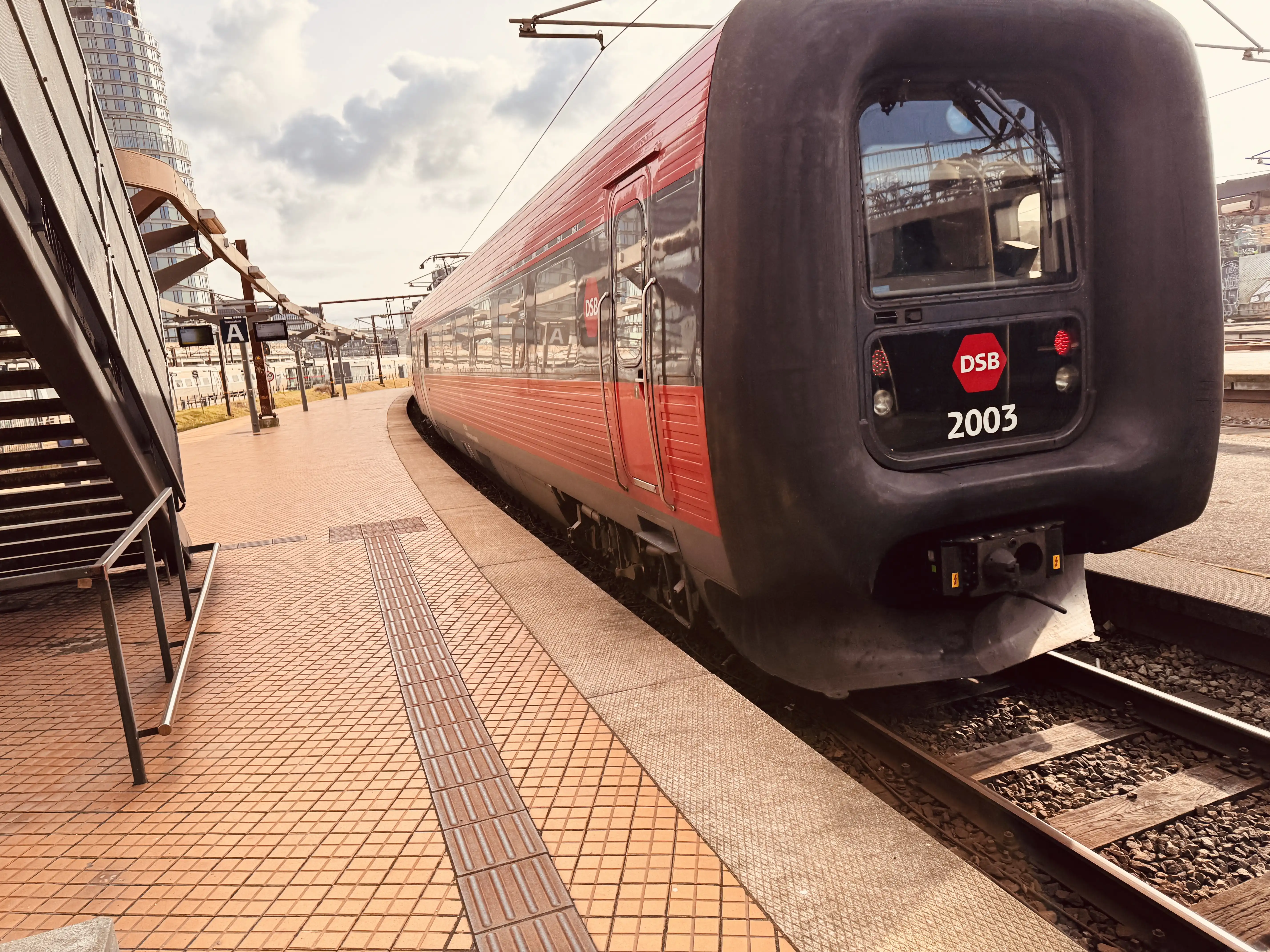 Billede af DSB ER 2003 fotograferet ud for København Hovedbanegård.