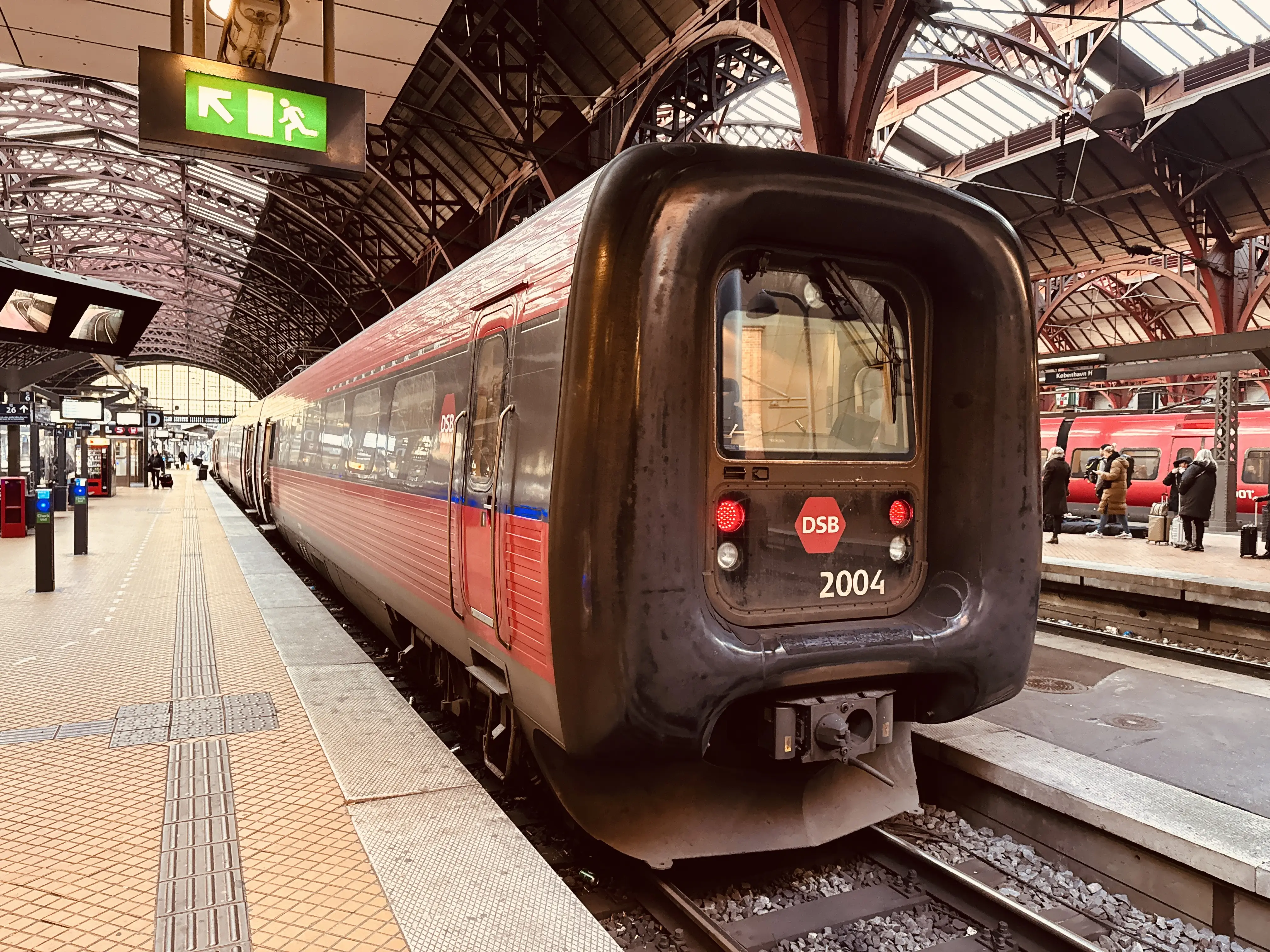 Billede af DSB ER 2004 fotograferet ud for København Hovedbanegård.
