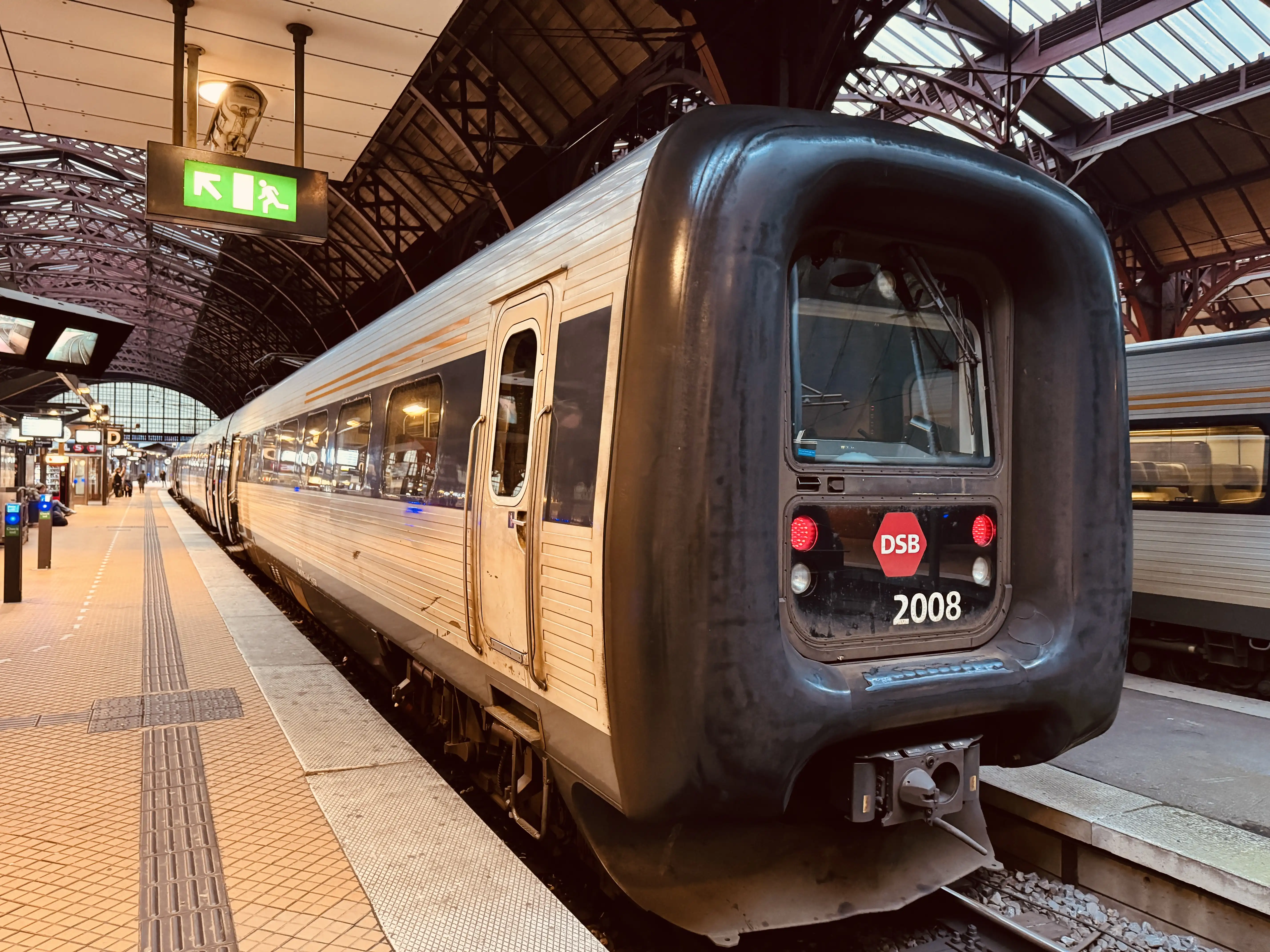 Billede af DSB ER 2008 fotograferet ud for København Hovedbanegård.