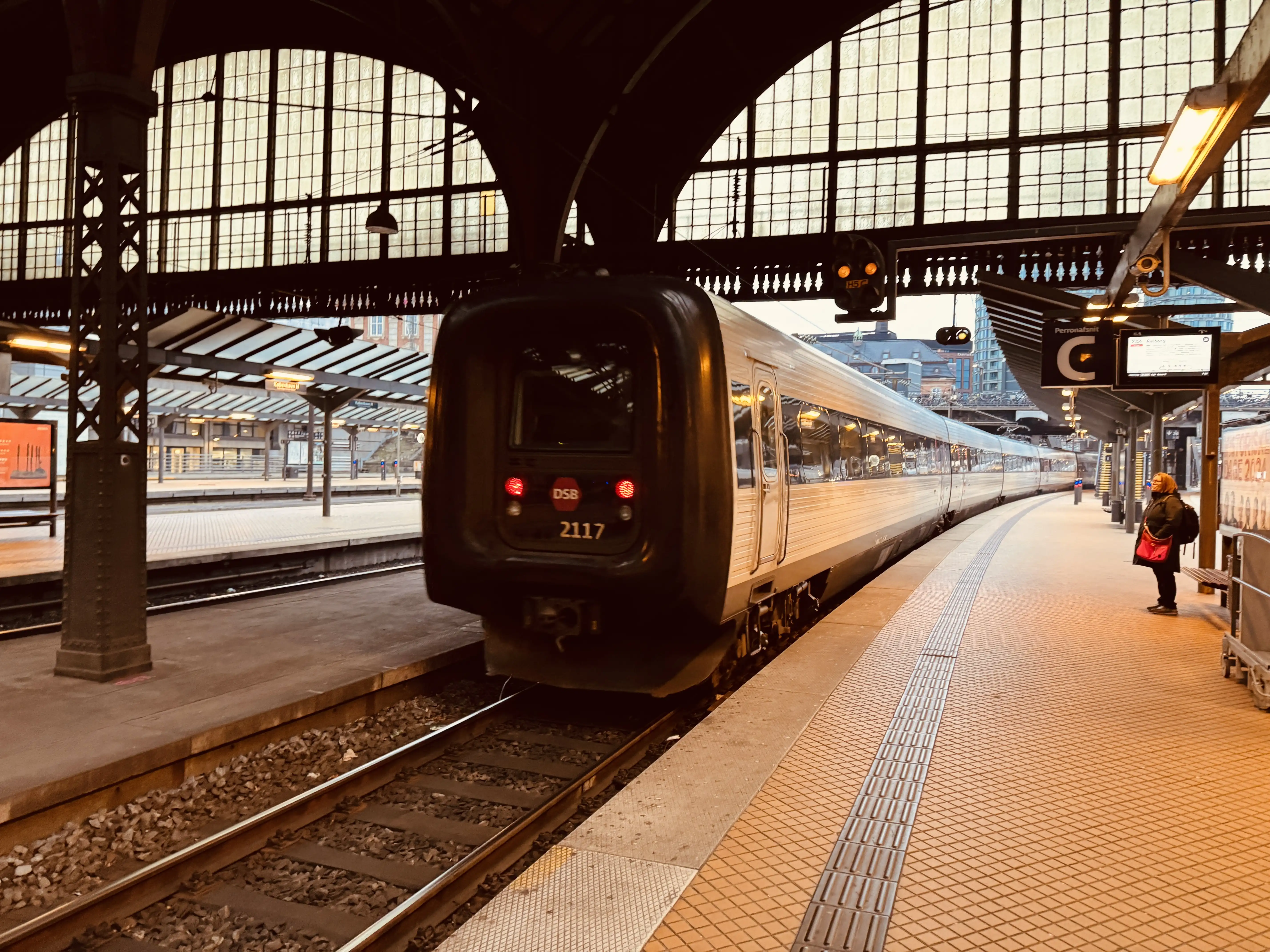 Billede af DSB ER 2017 fotograferet ud for København Hovedbanegård.