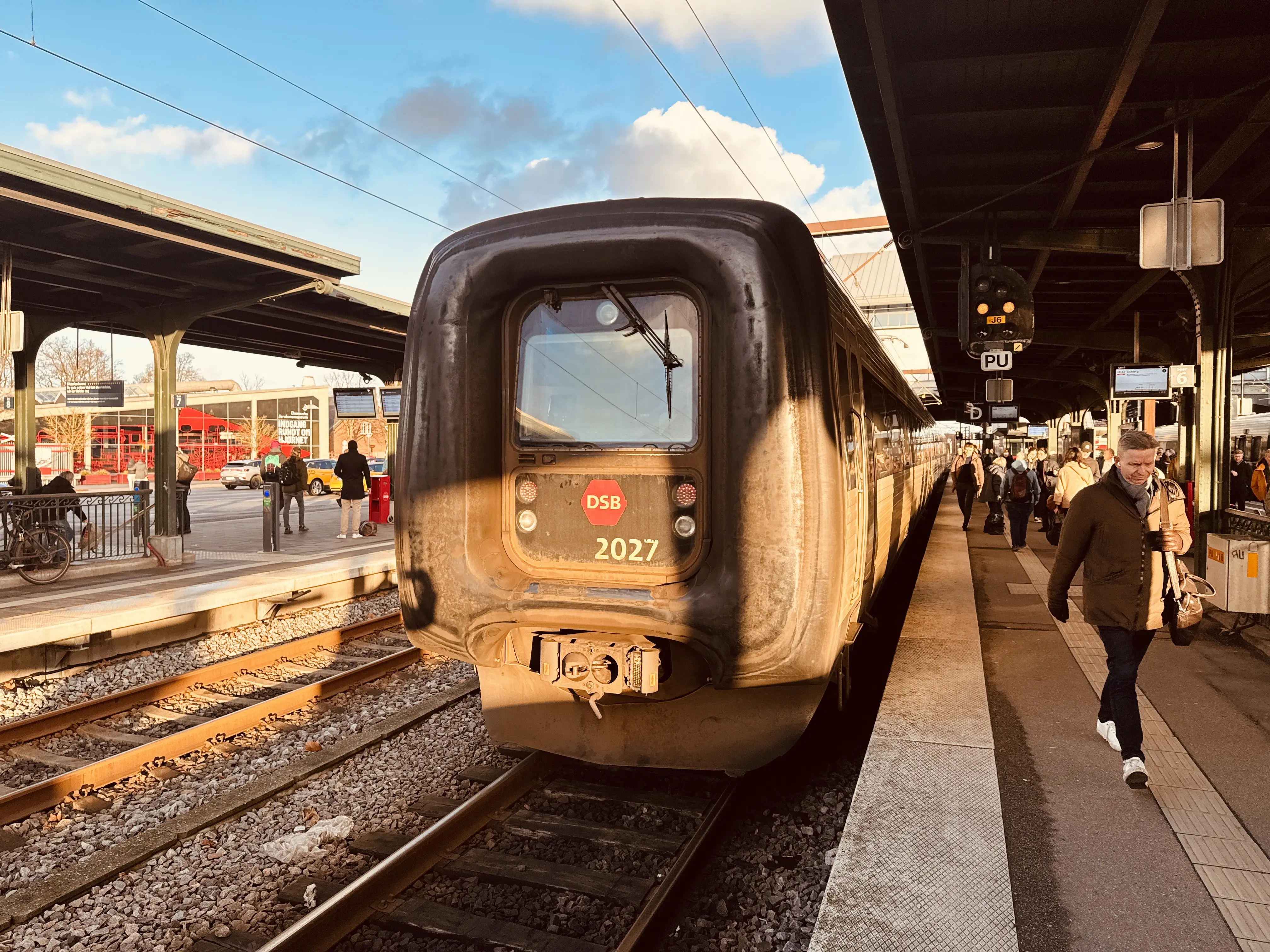 Billede af DSB ER 2027 fotograferet ud for Odense Banegård Center.