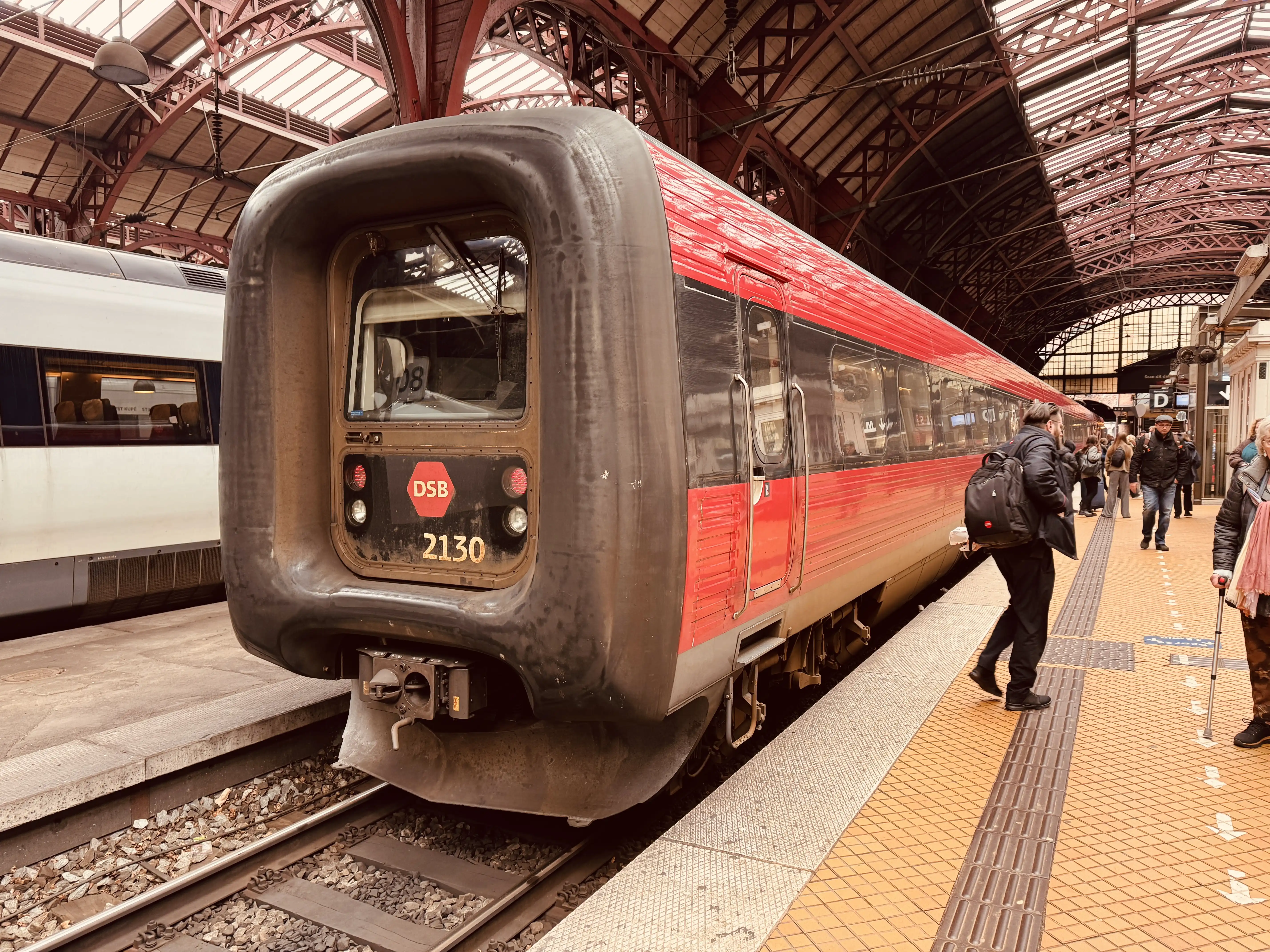 Billede af DSB ER 2030 fotograferet ud for København Hovedbanegård.