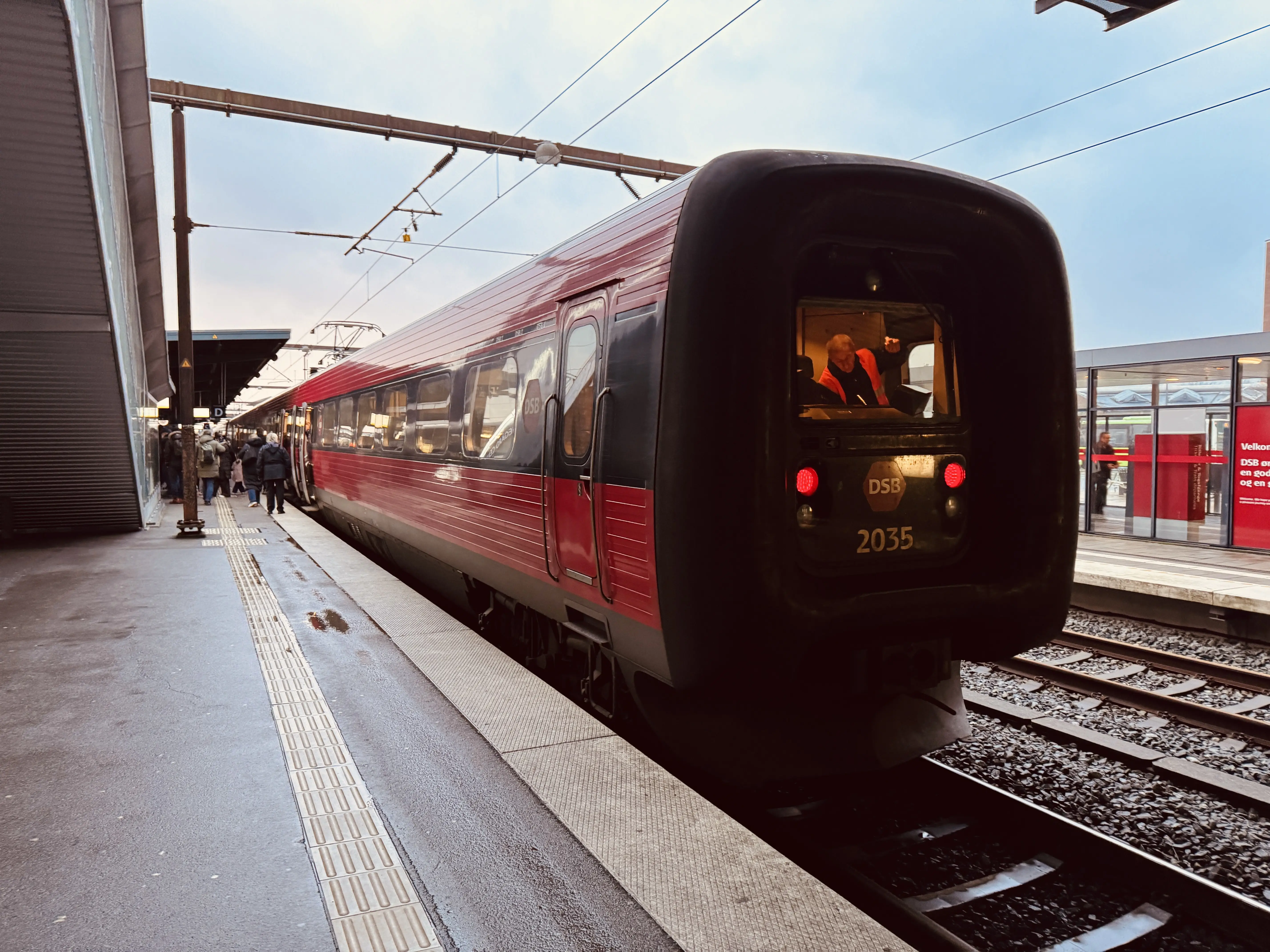 Billede af DSB ER 2035 fotograferet ud for Odense Banegård Center.