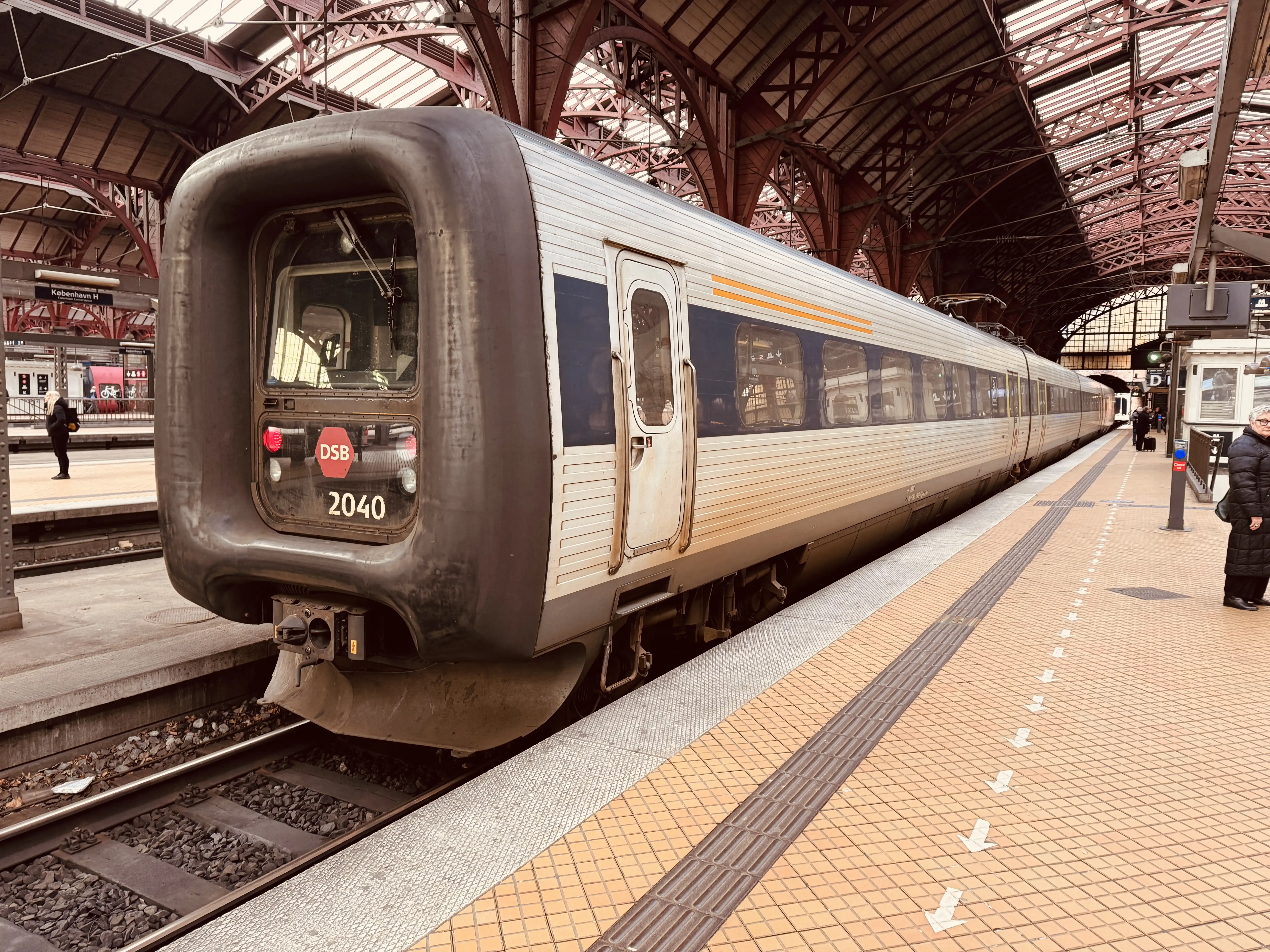 Billede af DSB ER 2040 fotograferet ud for København Hovedbanegård. Billede af DSB ER 2040 fotograferet ud for København Hovedbanegård.