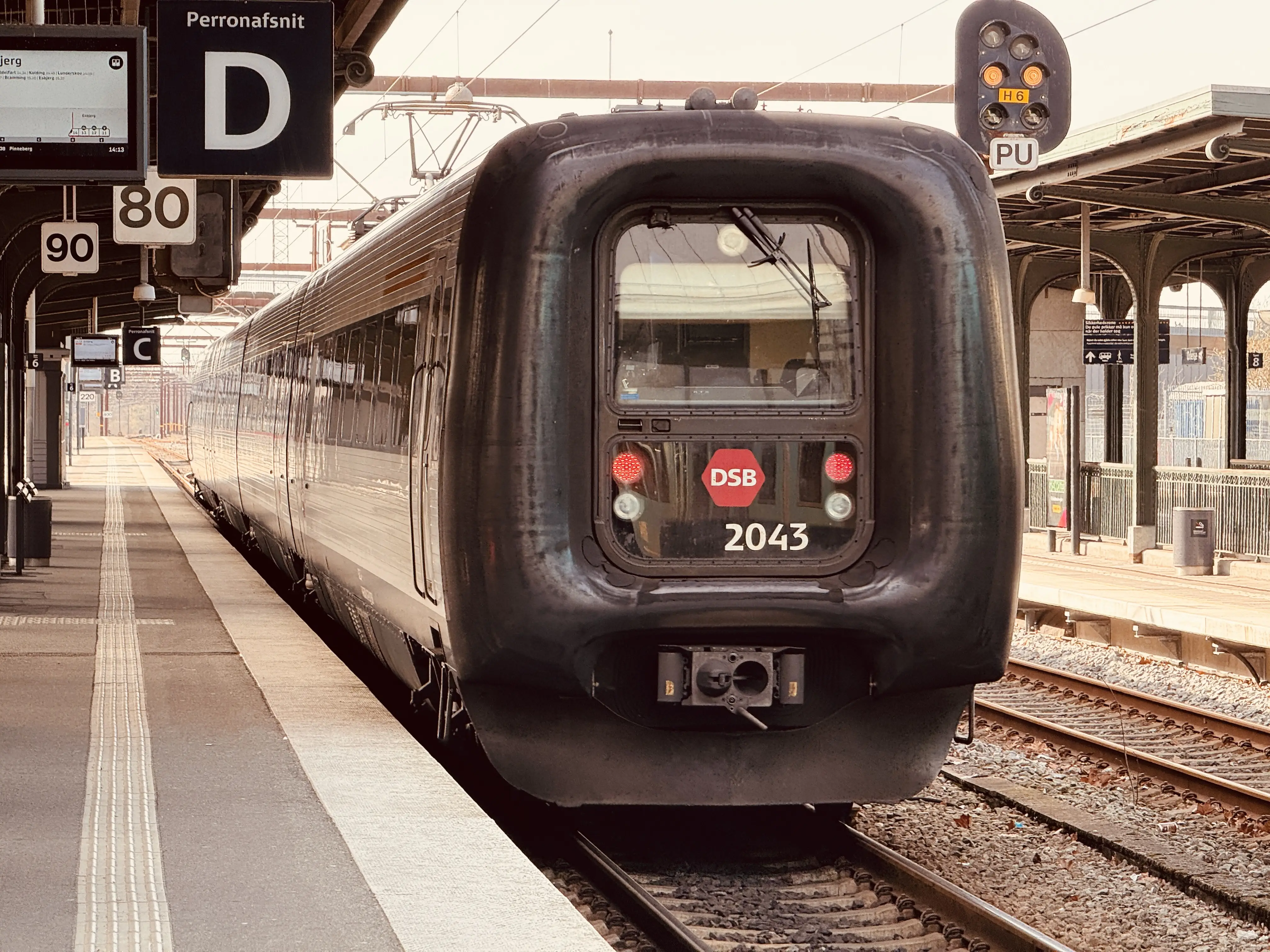 Billede af DSB ER 2043 fotograferet ud for Odense Banegård Center.