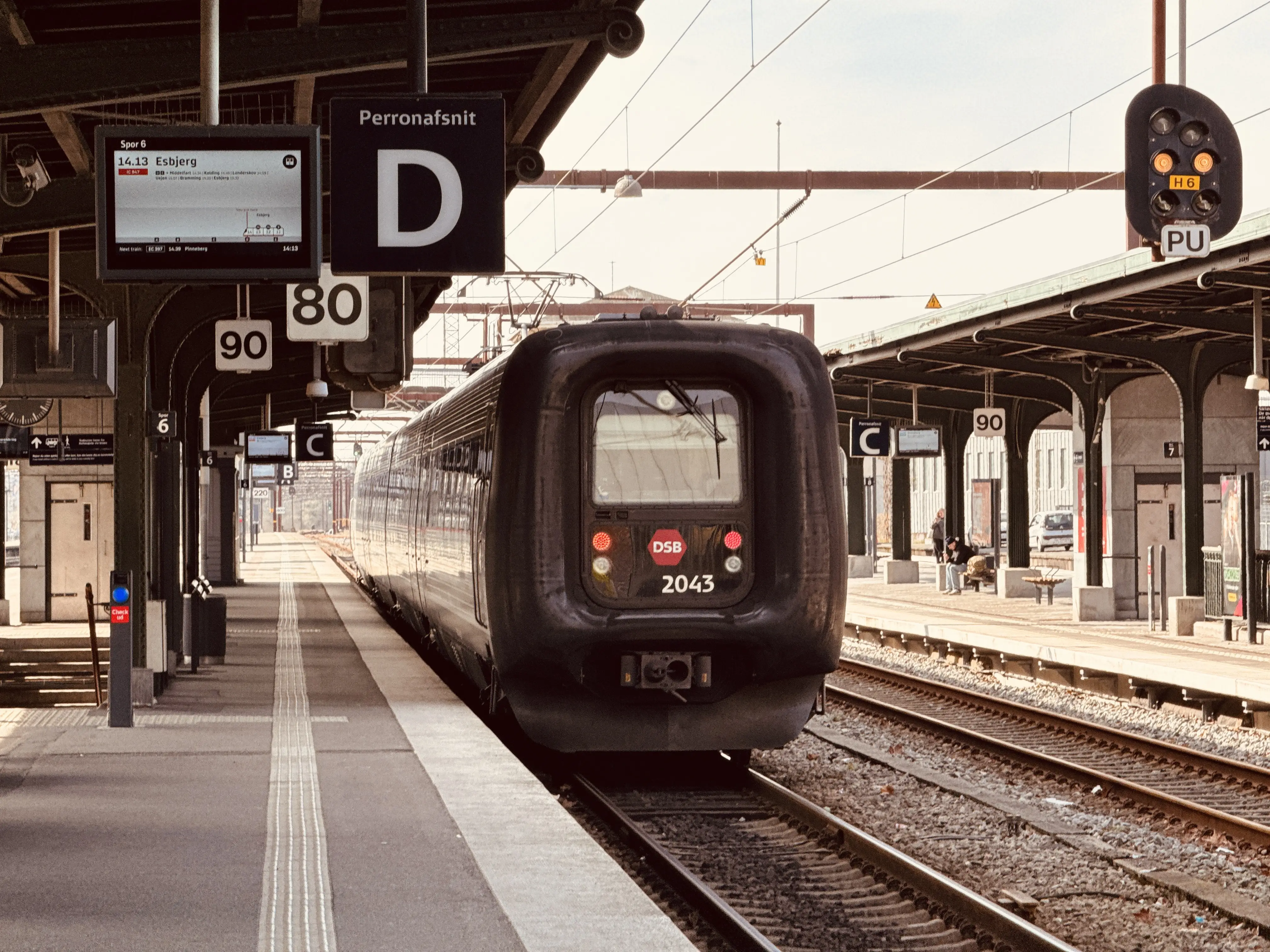 Billede af DSB ER 2043 fotograferet ud for Odense Banegård Center.