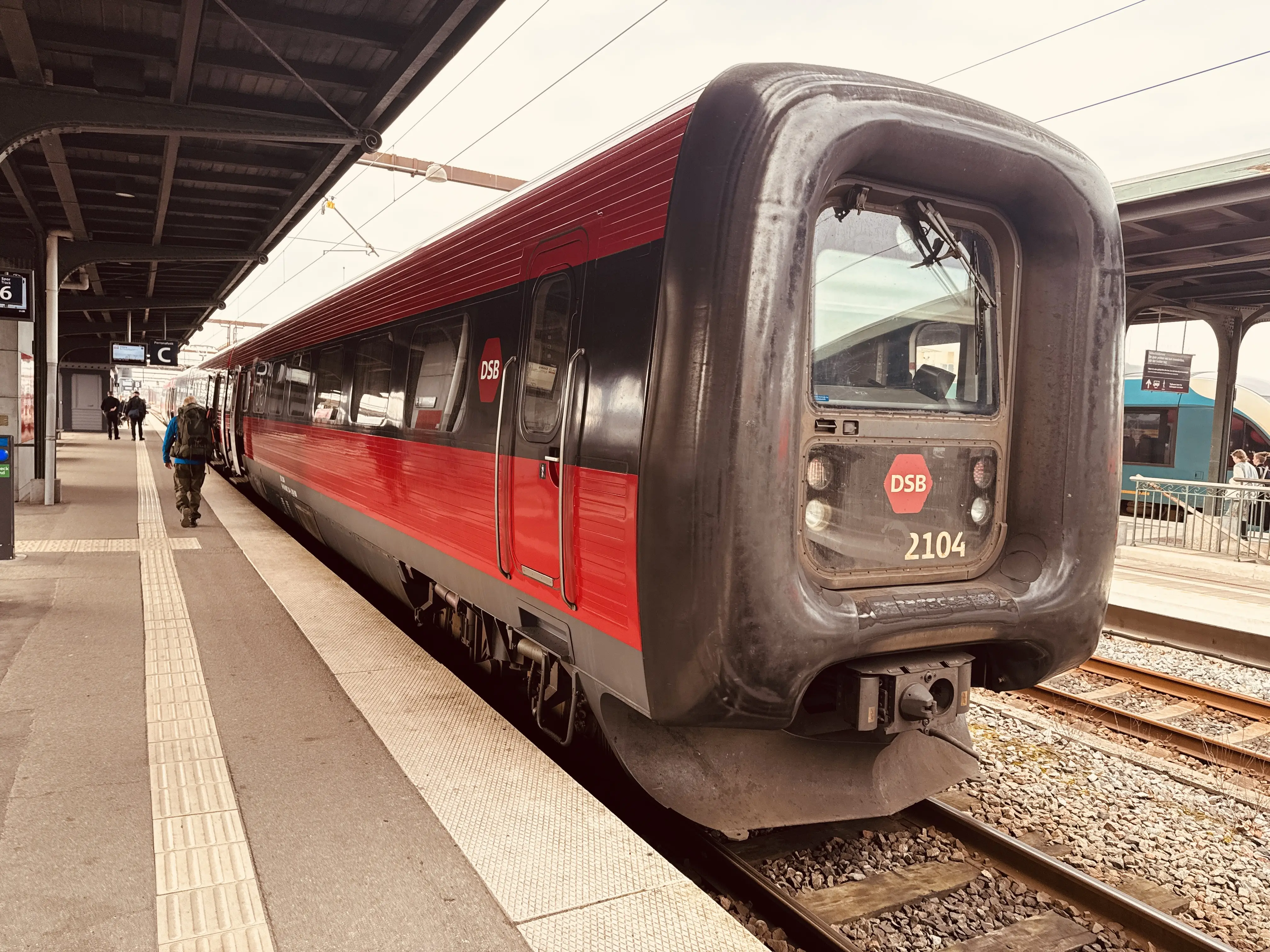 Billede af DSB ER 2004 fotograferet ud for Odense Banegård Center.