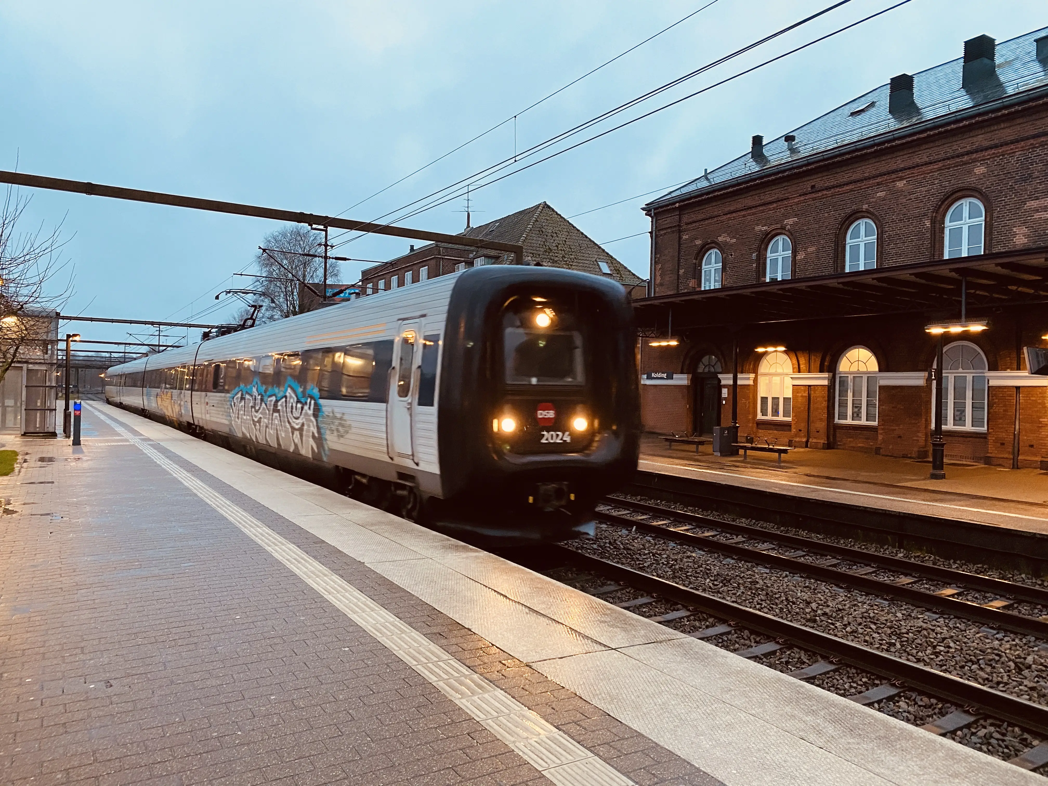 Billede af DSB ER 2024 fotograferet ud for Kolding Banegård. Billede af DSB ER 2024 fotograferet ud for Kolding Banegård.