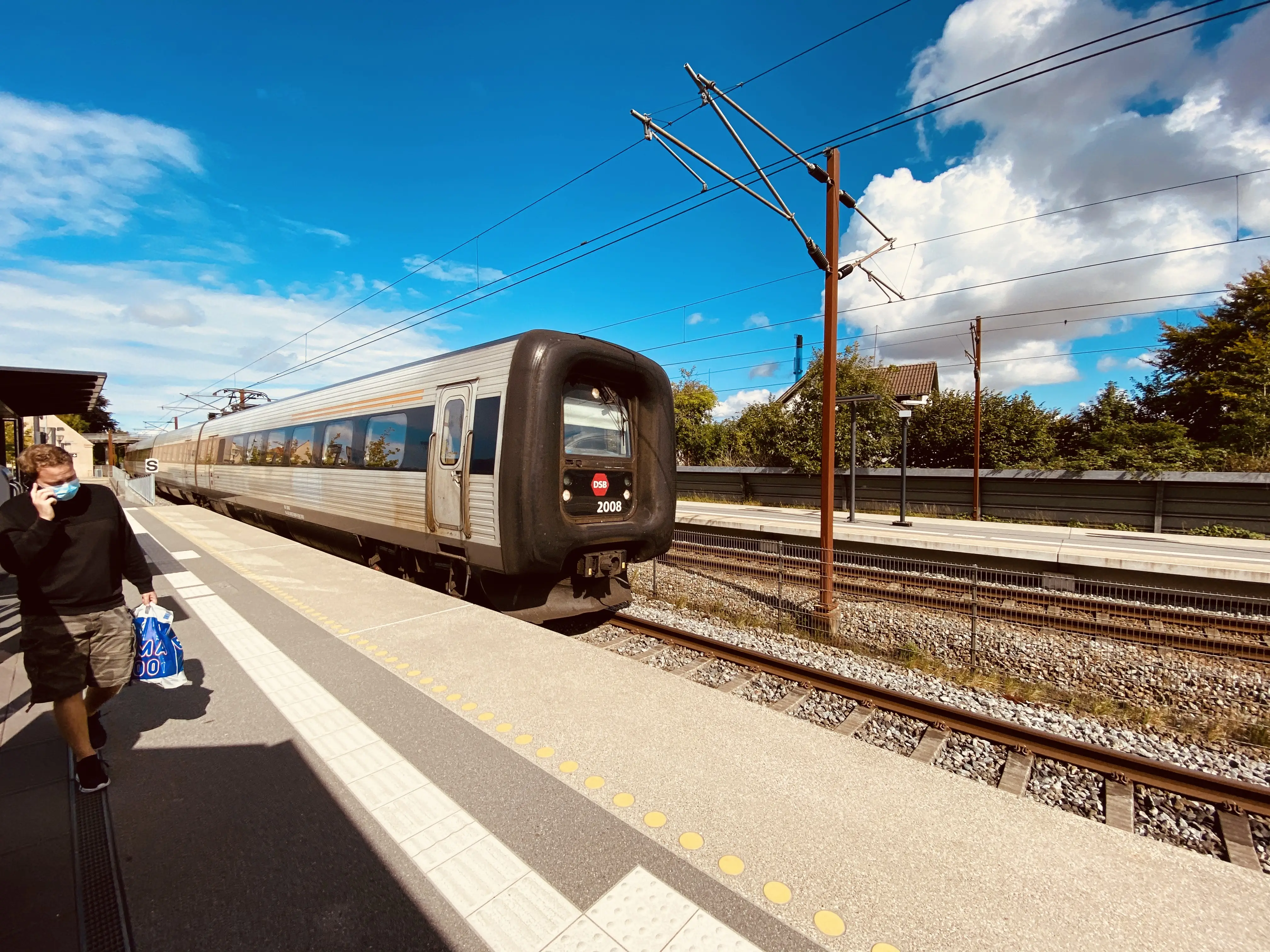 Billede af DSB ER 2008 fotograferet ud for Ejby Station.