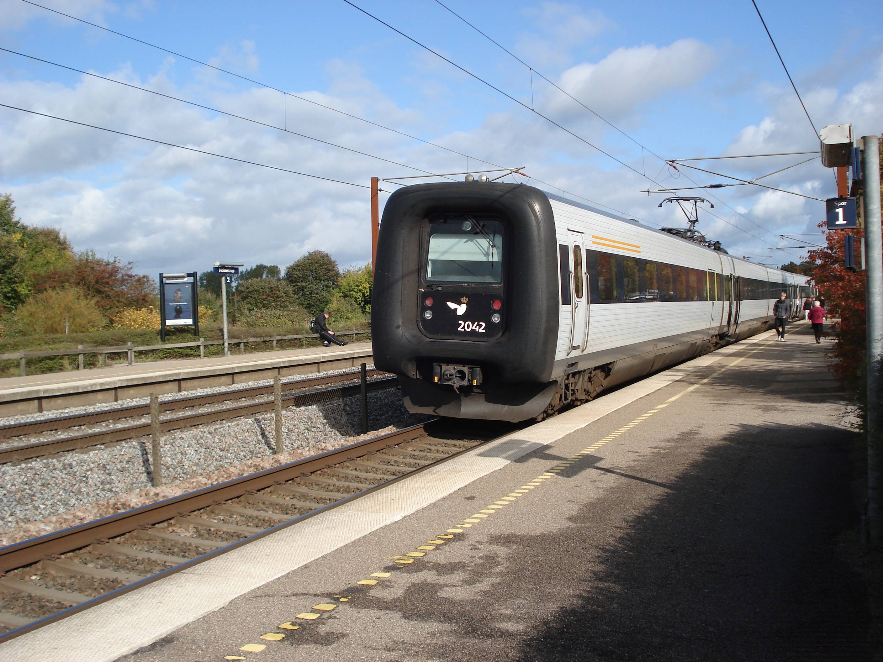 Billede af DSB ER 2042 fotograferet ud for Holmstrup Station.