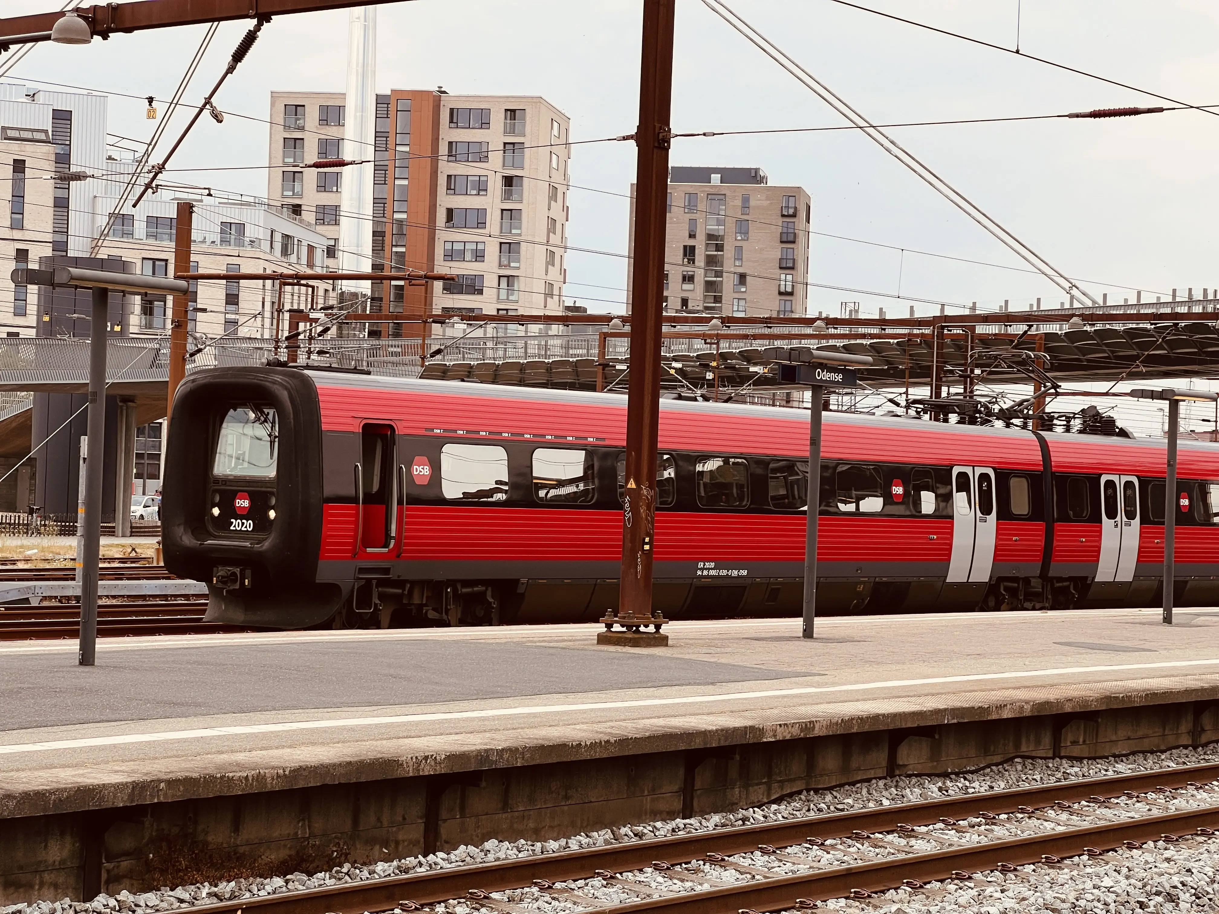 Billede af DSB ER 2020 fotograferet ud for Odense Banegård Center. Billede af DSB ER 2020 fotograferet ud for Odense Banegård Center.