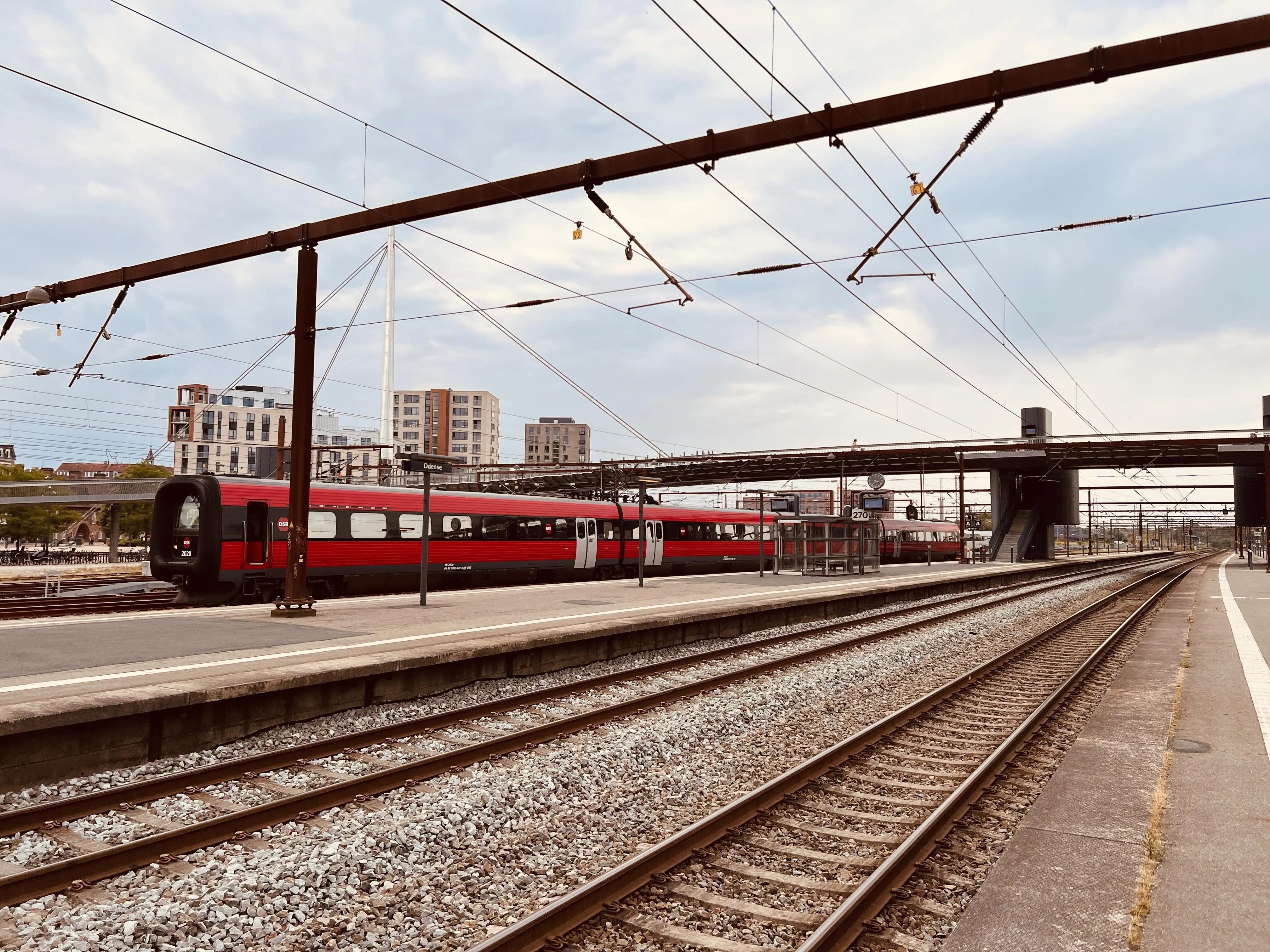 Billede af DSB ER 2020 fotograferet ud for Odense Banegård Center.