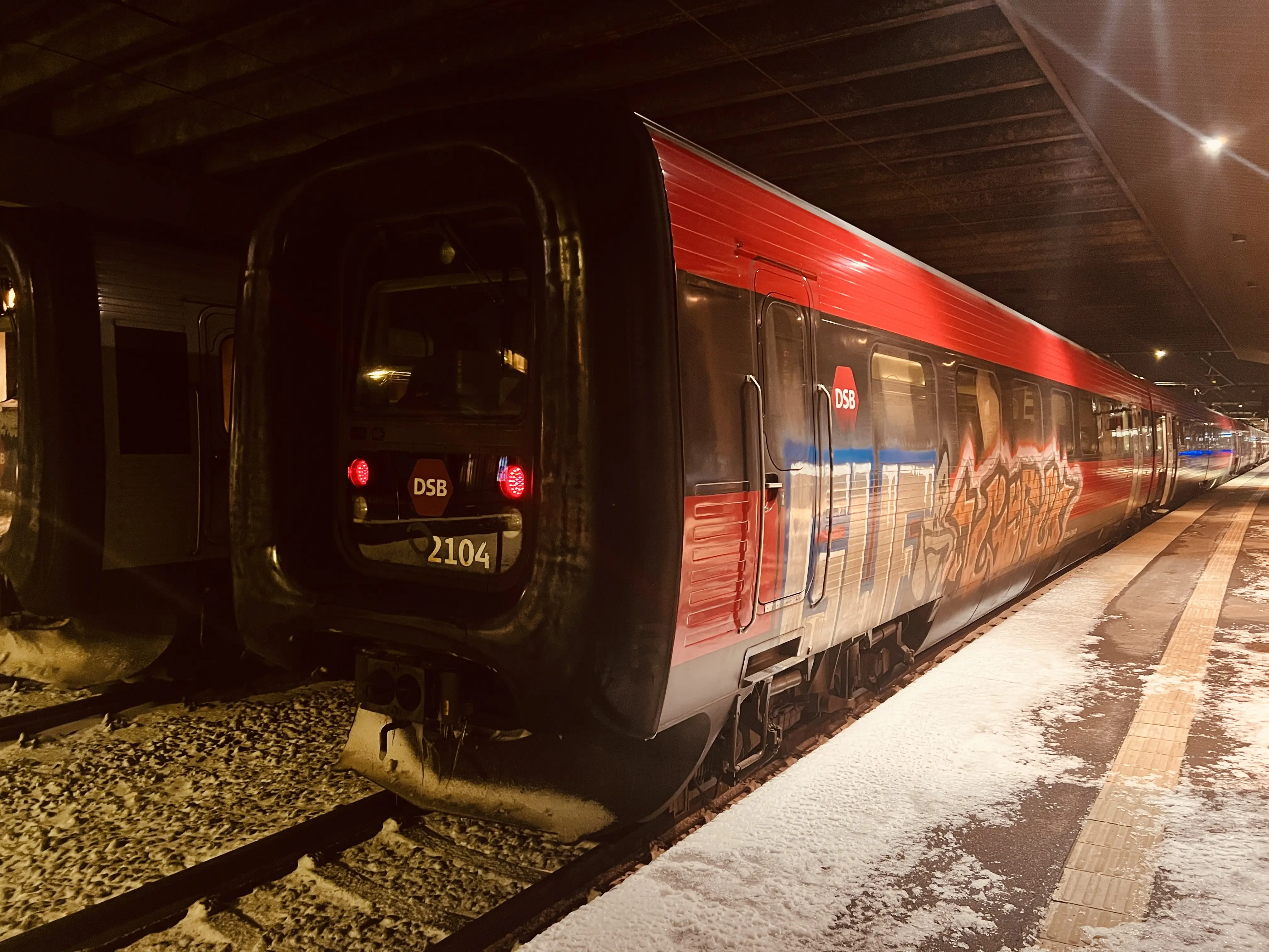 Billede af DSB ER 2004 fotograferet ud for Odense Banegård Center. Billede af DSB ER 2004 fotograferet ud for Odense Banegård Center.