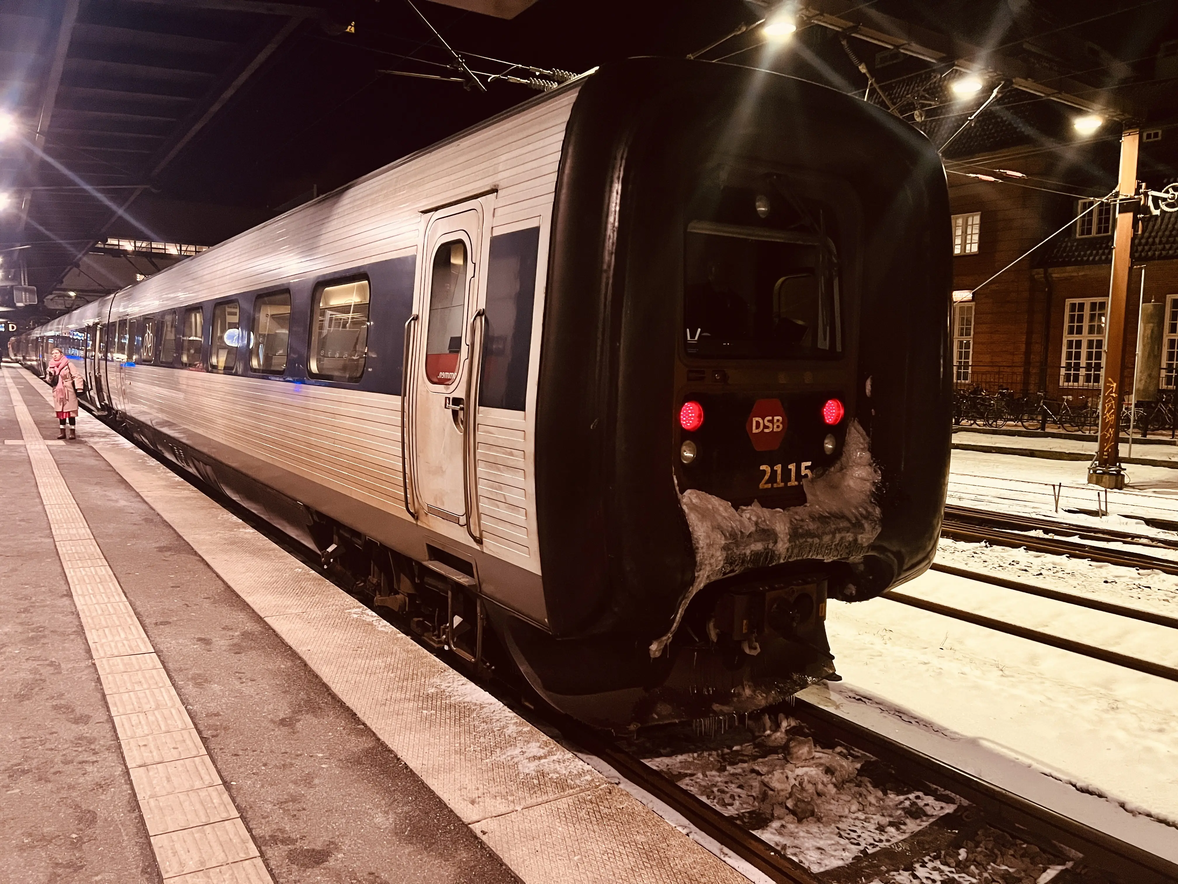 Billede af DSB ER 2015 fotograferet ud for Odense Banegård Center. Billede af DSB ER 2015 fotograferet ud for Odense Banegård Center.