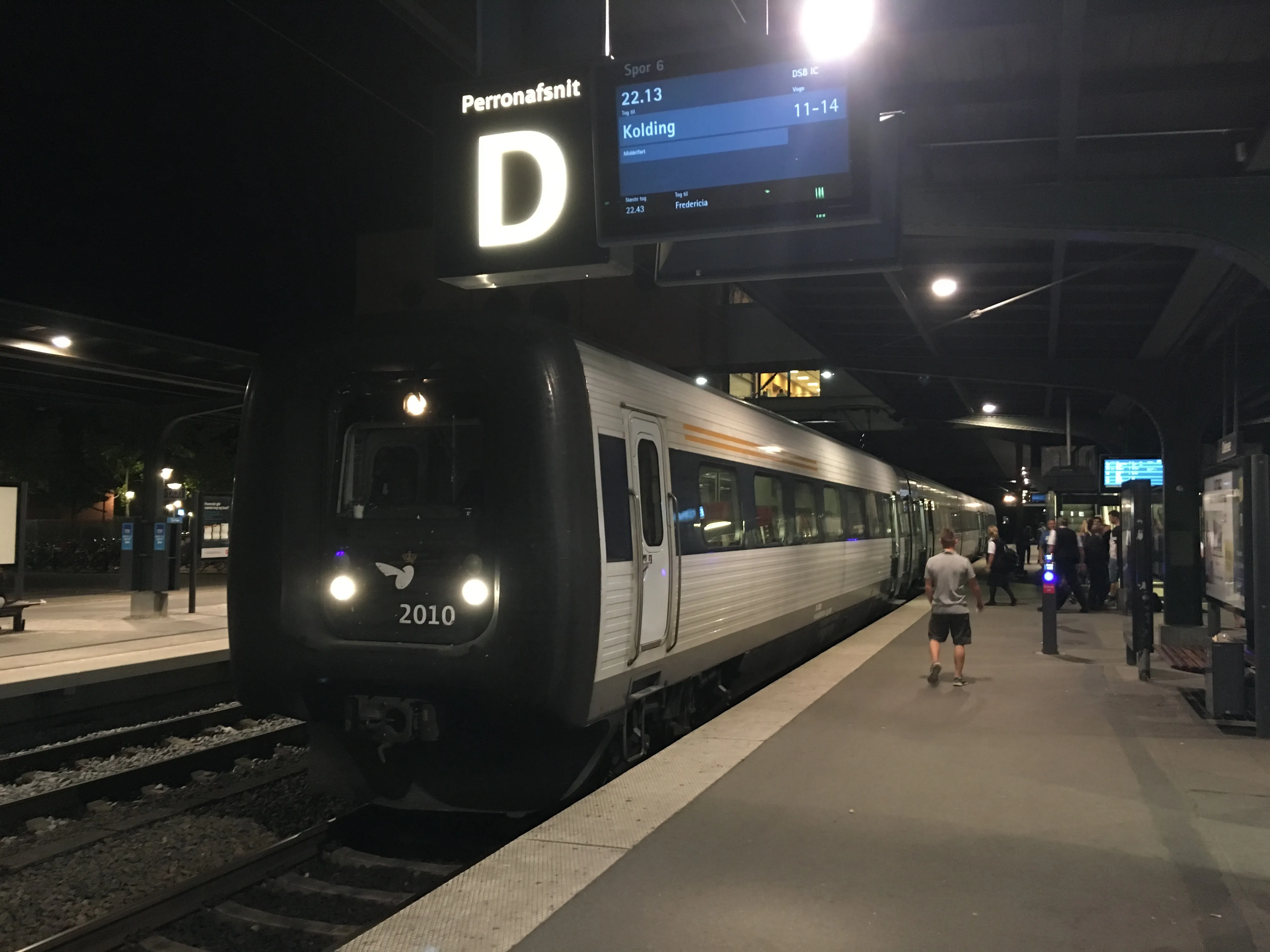 Billede af DSB ER 2010 fotograferet ud for Odense Banegård Center. Billede af DSB ER 2010 fotograferet ud for Odense Banegård Center.