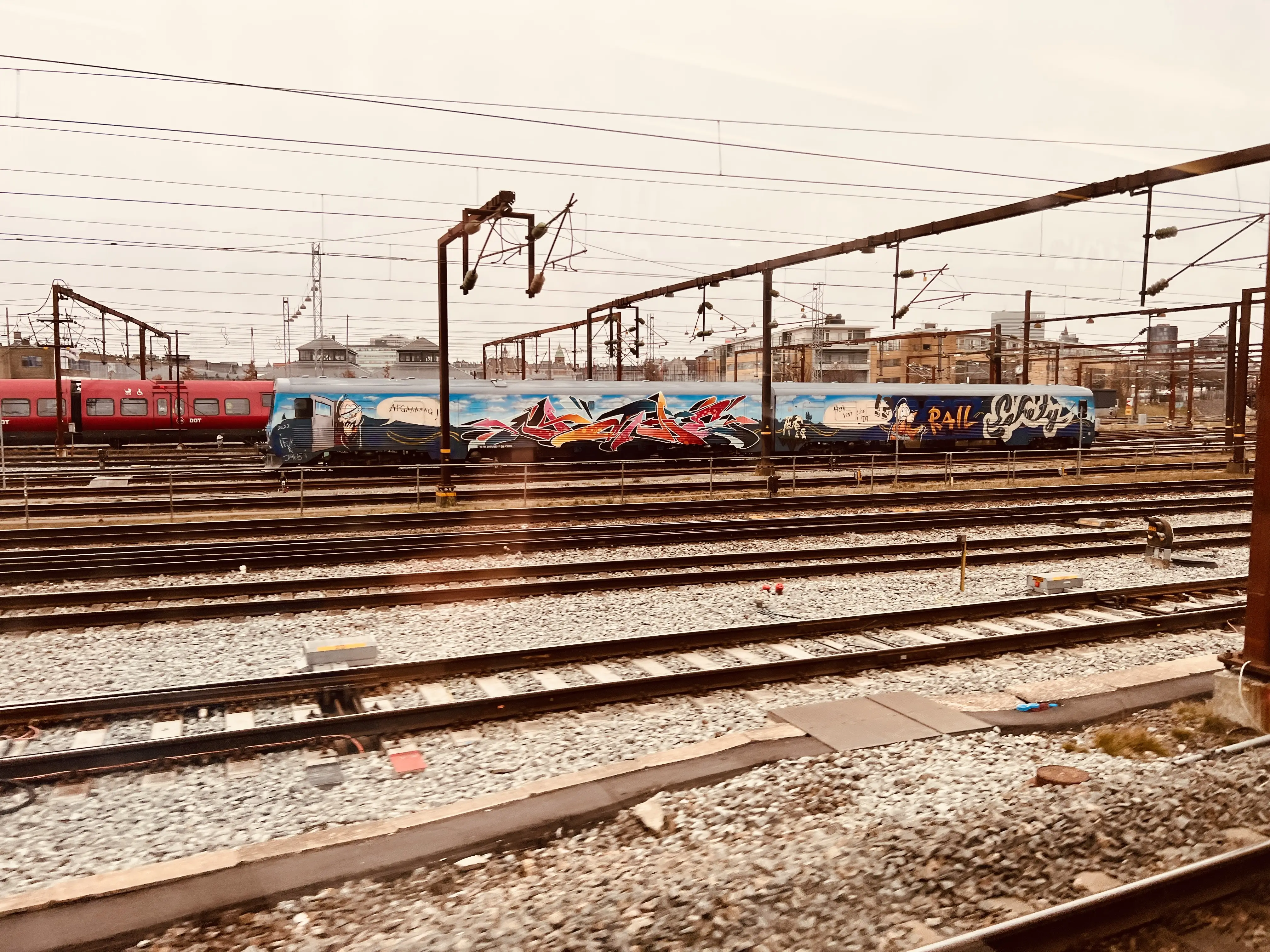 Billede af CRSA MR 4082, tidligere DSB MR 4082 fotograferet ud for København Hovedbanegård. Billede af CRSA MR 4082, tidligere DSB MR 4082 fotograferet ud for København Hovedbanegård.