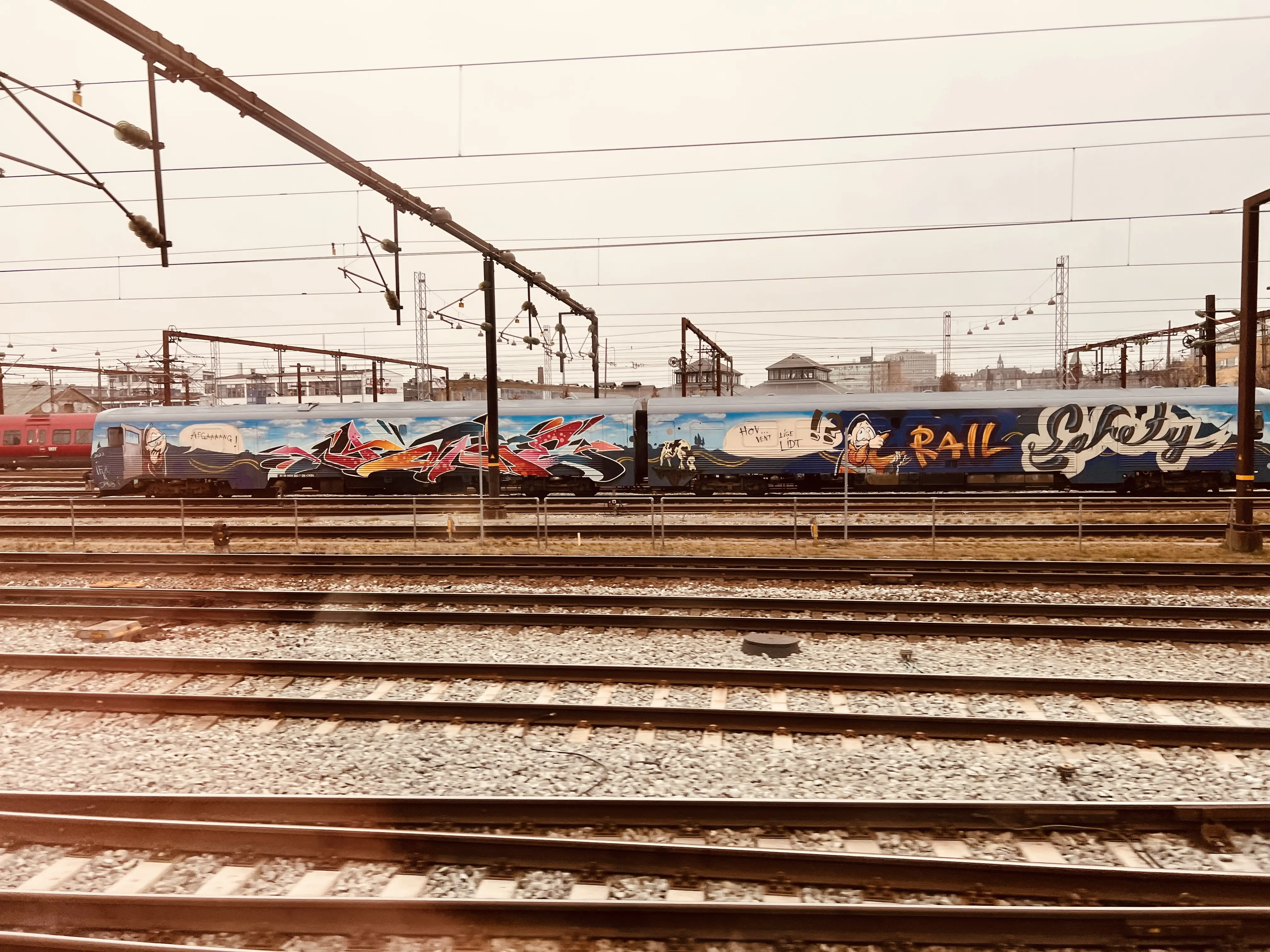 Billede af CRSA MR 4082, tidligere DSB MR 4082 fotograferet ud for København Hovedbanegård. Billede af CRSA MR 4082, tidligere DSB MR 4082 fotograferet ud for København Hovedbanegård.