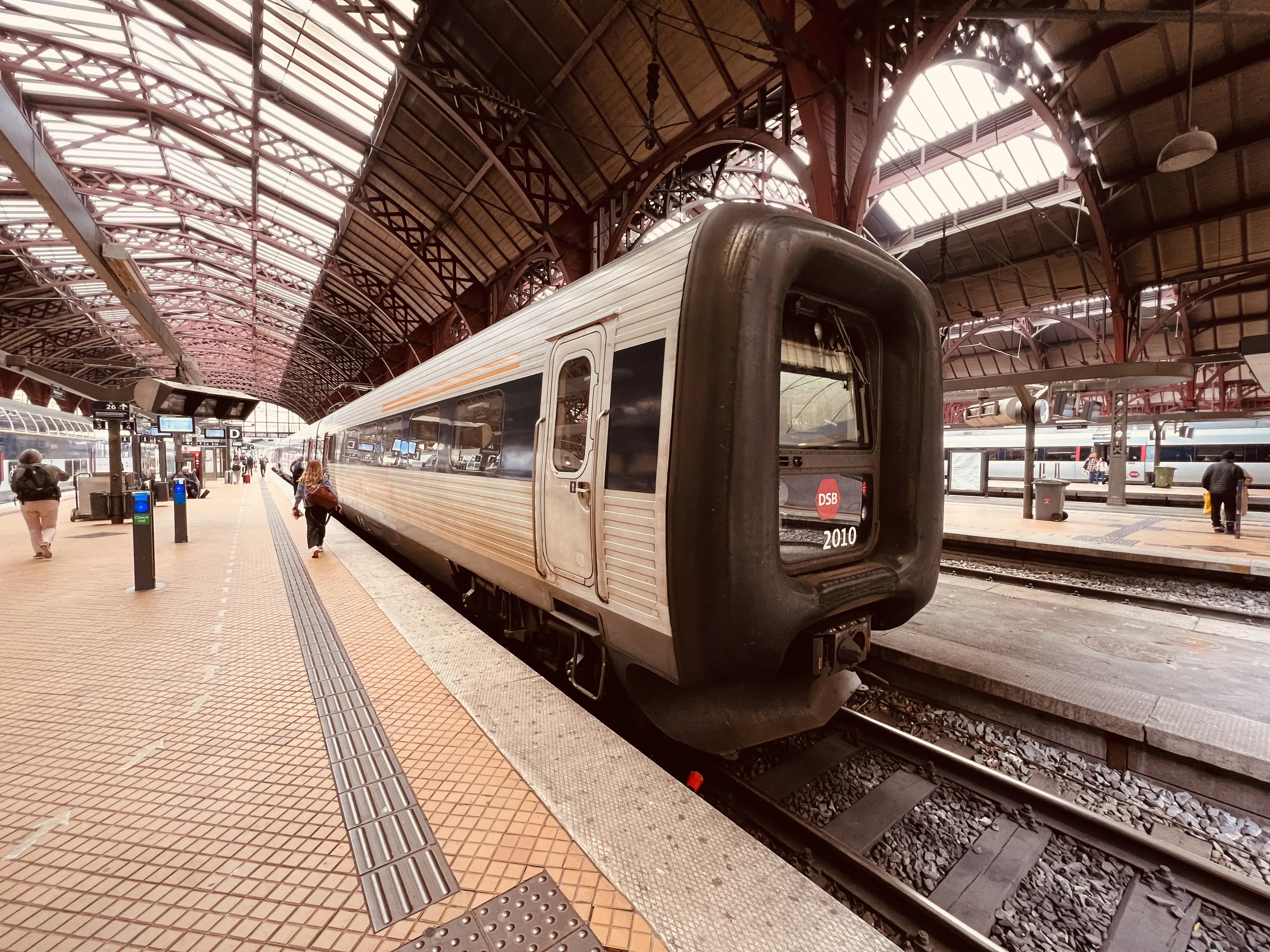 Billede af DSB ER 2010 fotograferet ud for København Hovedbanegård. Billede af DSB ER 2010 fotograferet ud for København Hovedbanegård.