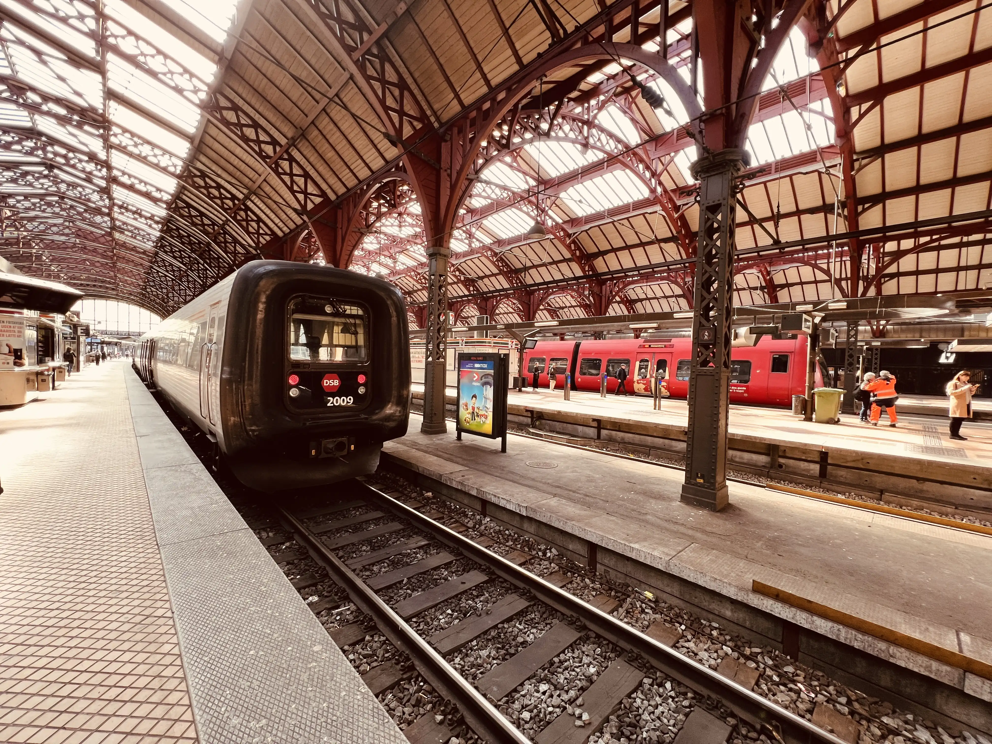 Billede af DSB ER 2009 fotograferet ud for København Hovedbanegård. Billede af DSB ER 2009 fotograferet ud for København Hovedbanegård.
