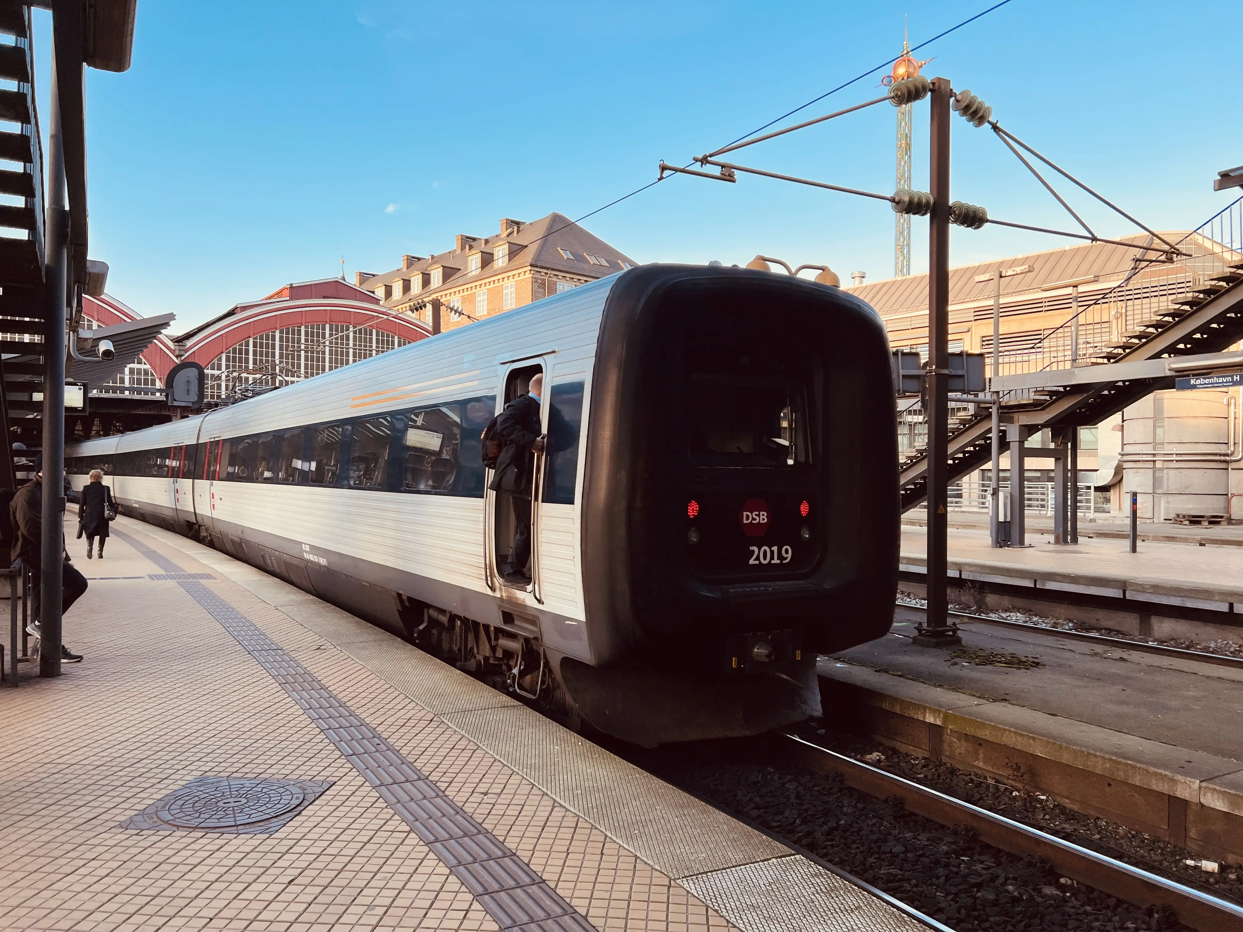Billede af DSB ER 2019 fotograferet ud for København Hovedbanegård. Billede af DSB ER 2019 fotograferet ud for København Hovedbanegård.