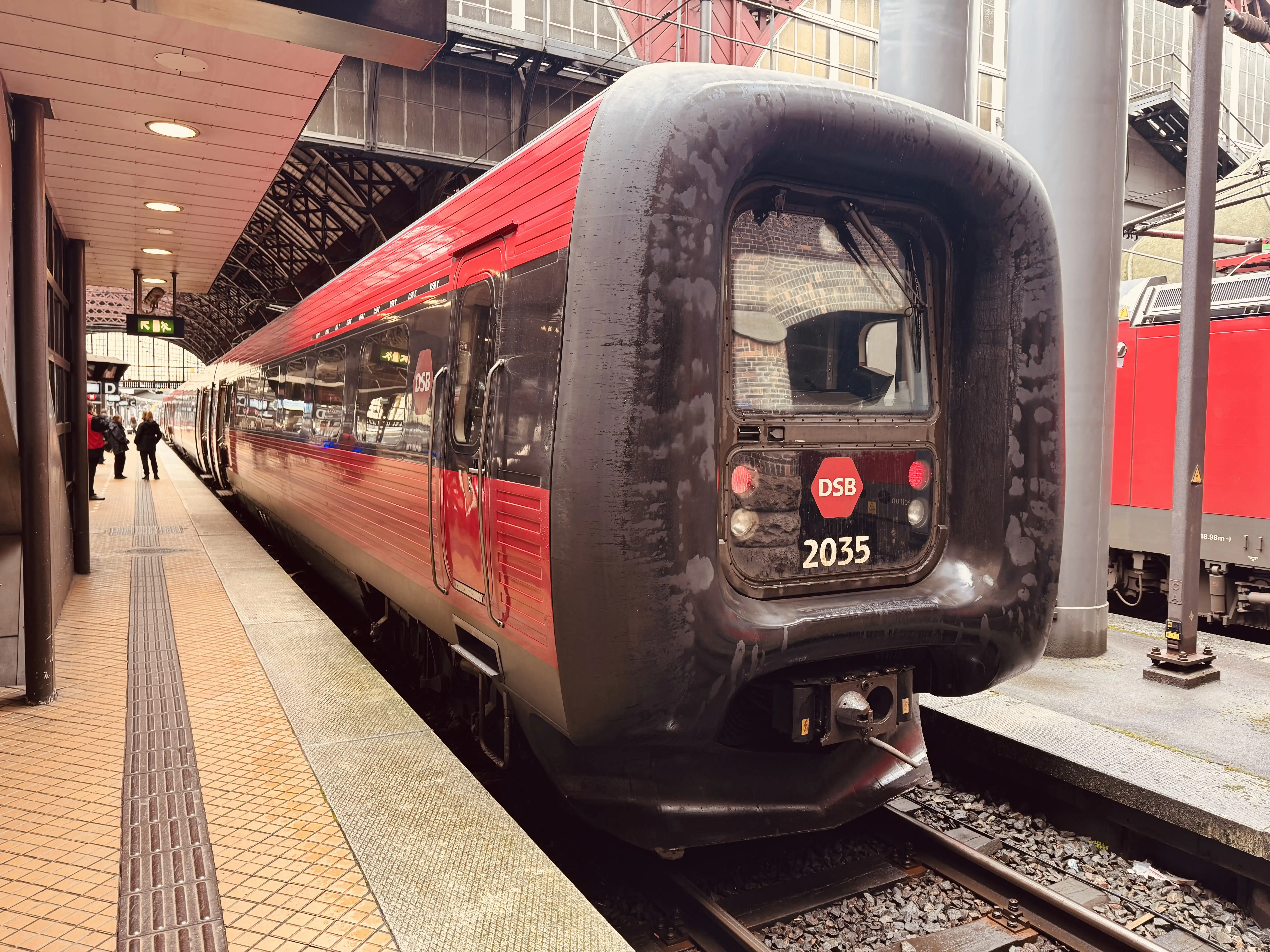 Billede af DSB ER 2035 fotograferet ud for København Hovedbanegård.