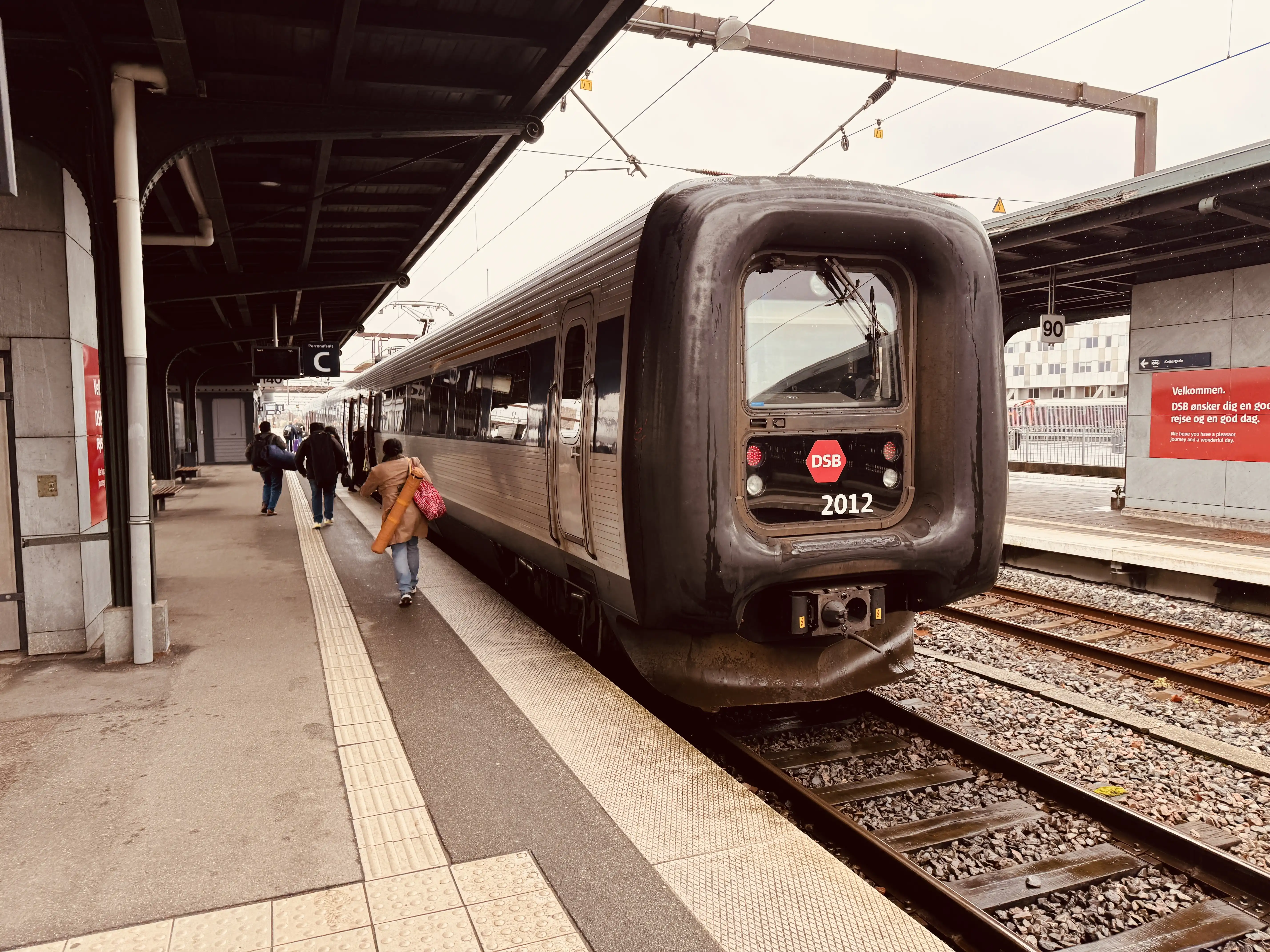 Billede af DSB ER 2012 fotograferet ud for Odense Banegård Center. Billede af DSB ER 2012 fotograferet ud for Odense Banegård Center.