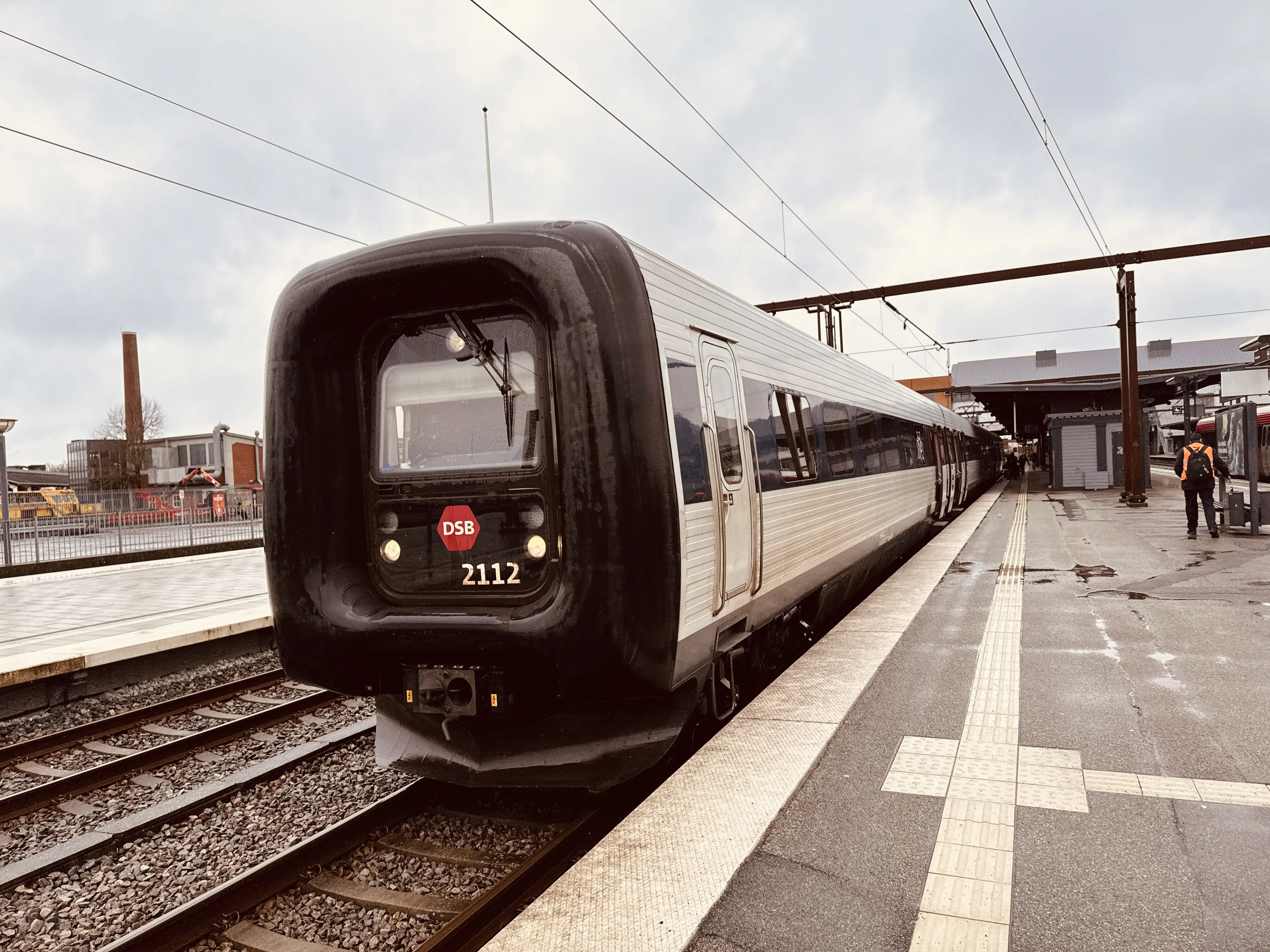 Billede af DSB ER 2012 fotograferet ud for Odense Banegård Center. Billede af DSB ER 2012 fotograferet ud for Odense Banegård Center.