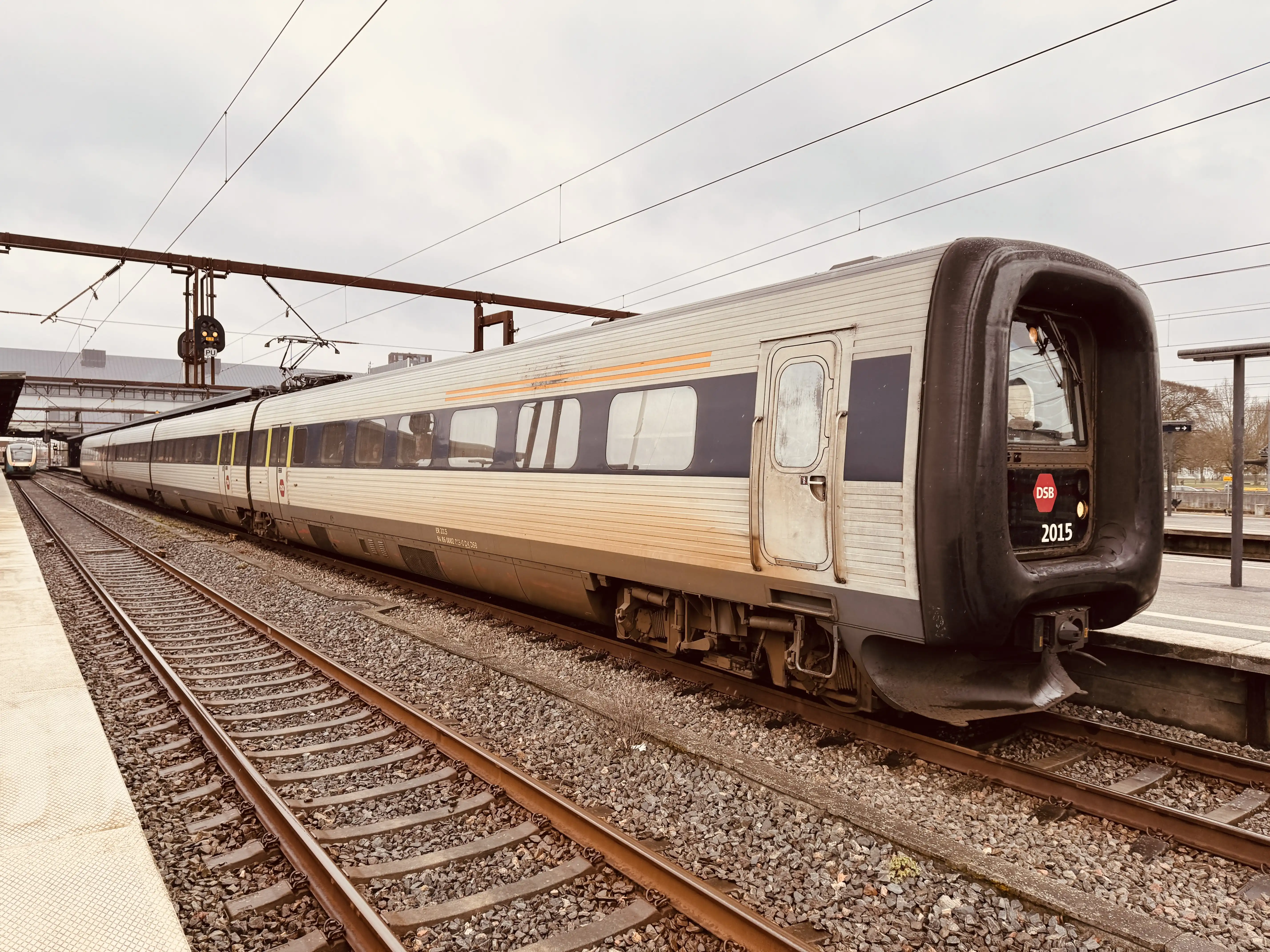 Billede af DSB ER 2015 fotograferet ud for Odense Banegård Center.