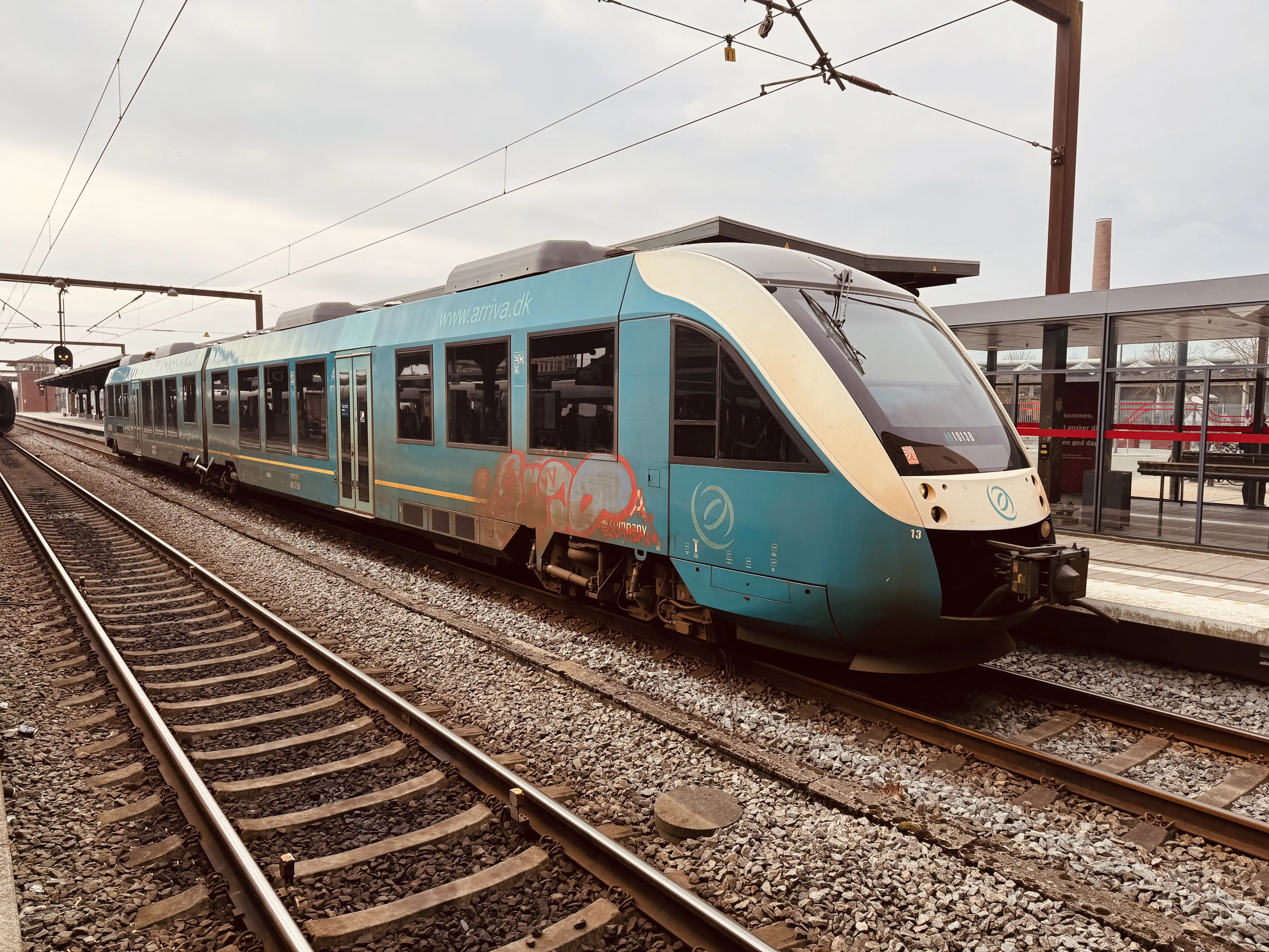 Billede af ARRIVA AR 1013 fotograferet ud for Odense Banegård Center. Billede af ARRIVA AR 1013 fotograferet ud for Odense Banegård Center.