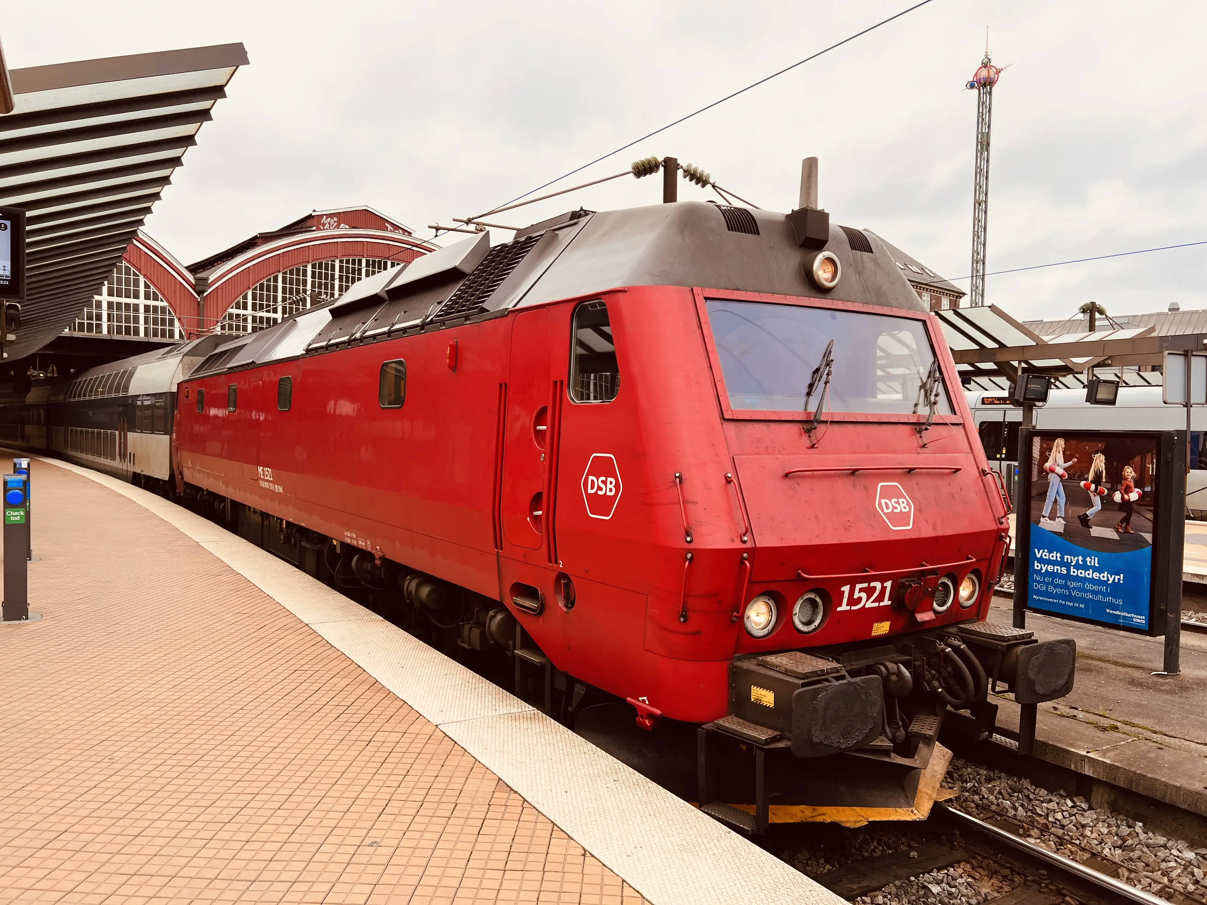Billede af DSB ME 1521 fotograferet ud for København Hovedbanegård. Billede af DSB ME 1521 fotograferet ud for København Hovedbanegård.
