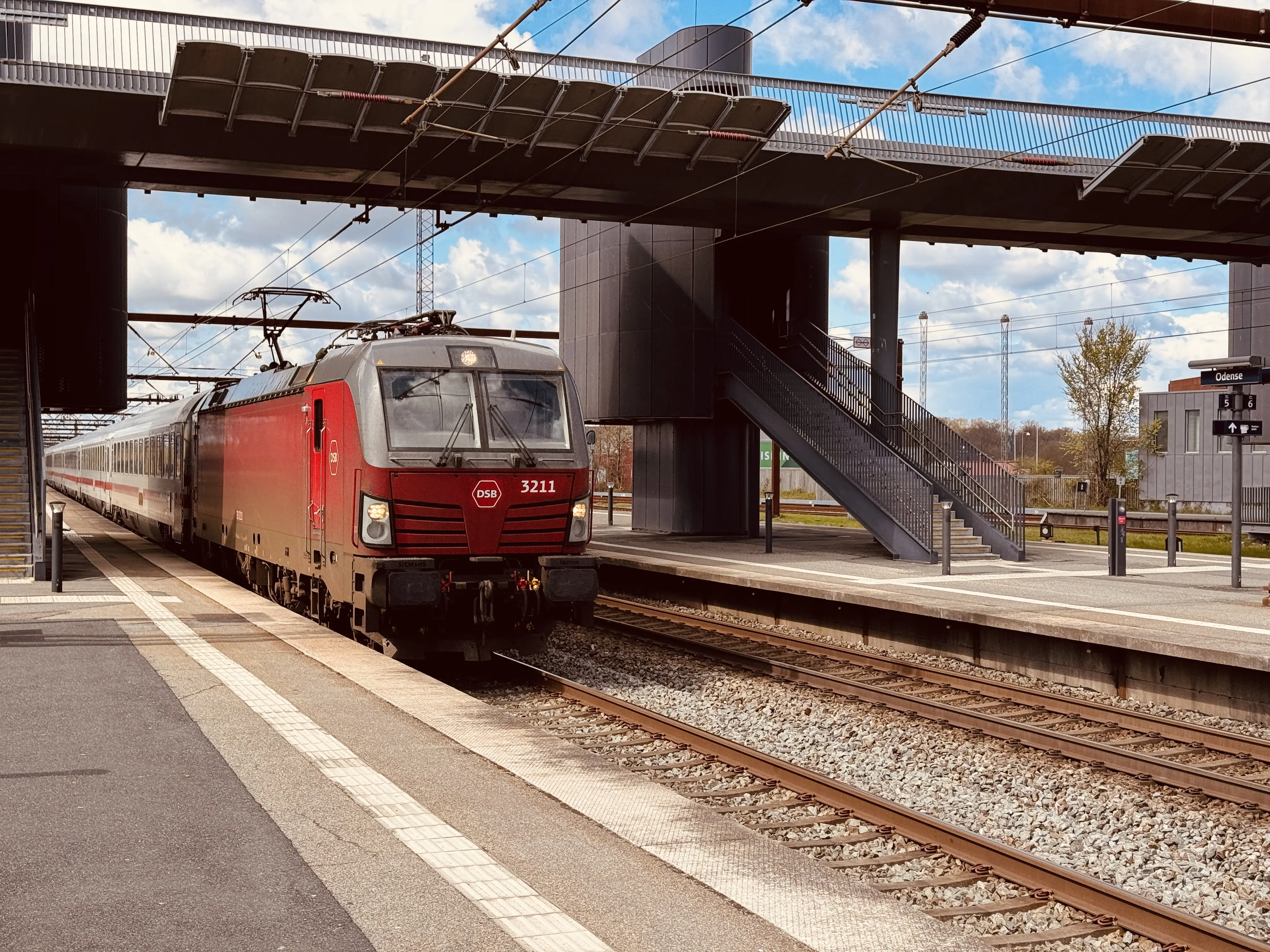 Billede af DSB EB 3211 fotograferet ud for Odense Banegård Center. Billede af DSB EB 3211 fotograferet ud for Odense Banegård Center.