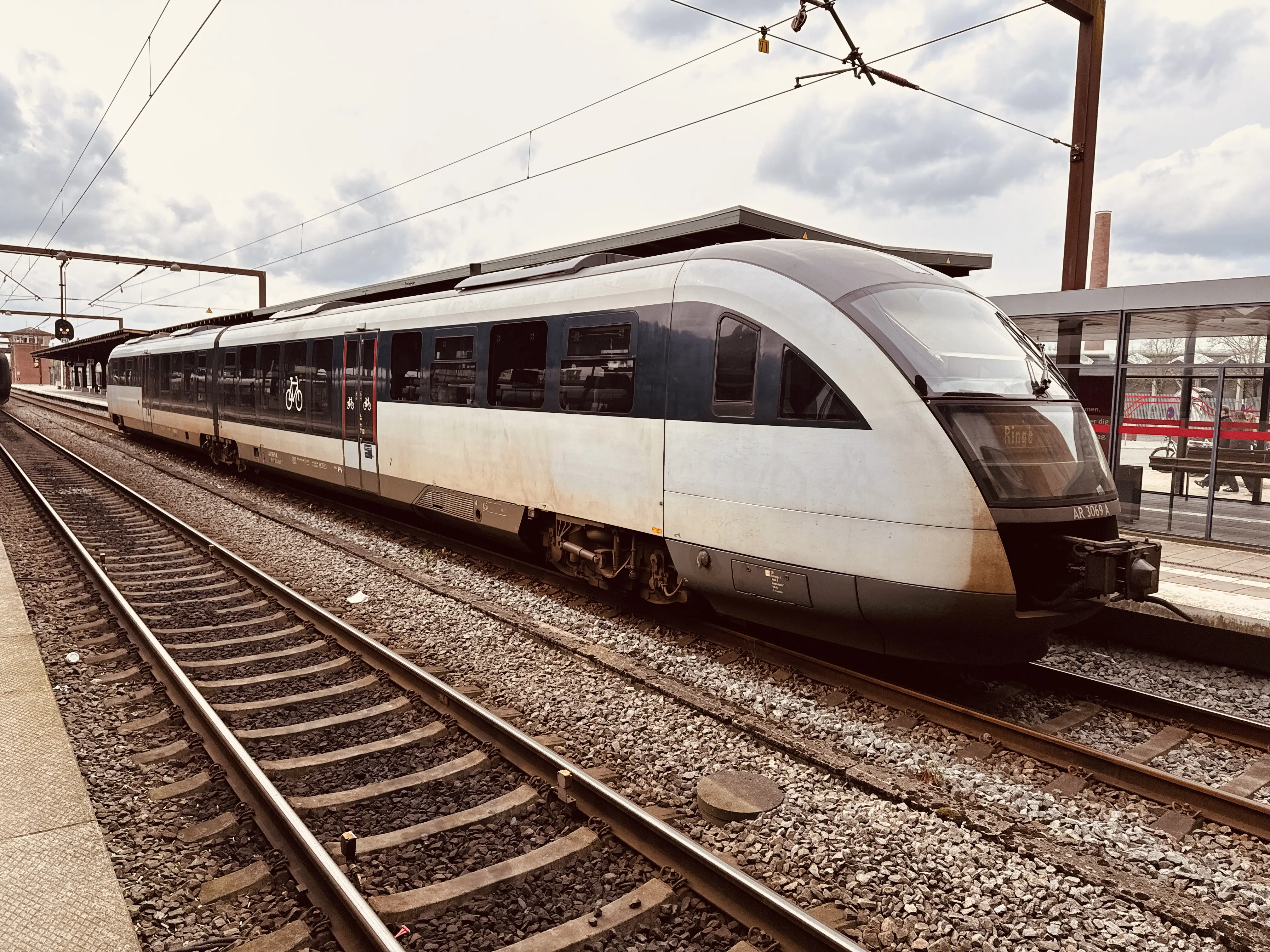Billede af ARRIVA AR 3069, tidligere DSB MQ 4119-4919 fotograferet ud for Odense Banegård Center. Billede af ARRIVA AR 3069, tidligere DSB MQ 4119-4919 fotograferet ud for Odense Banegård Center.
