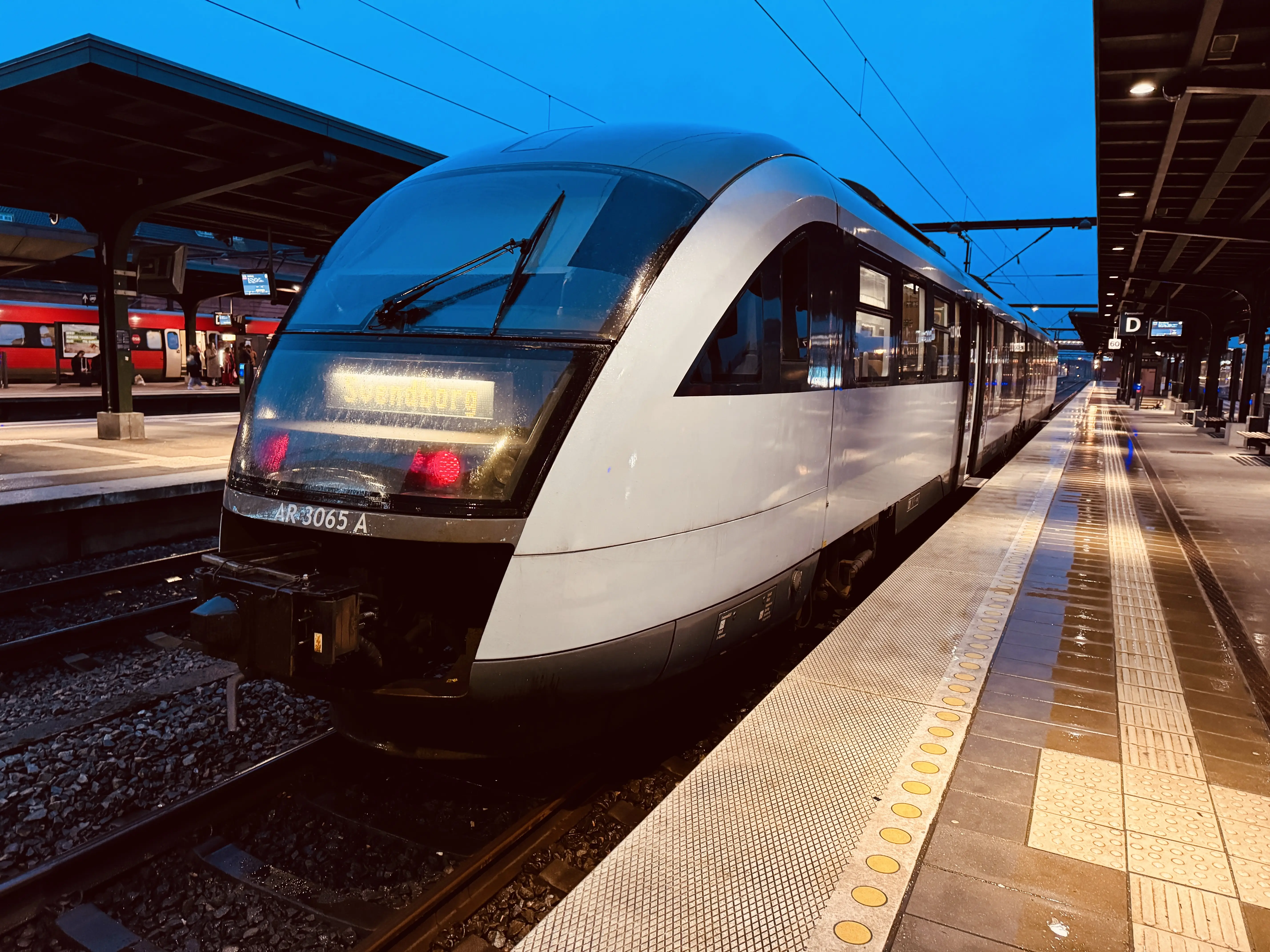 Billede af ARRIVA AR 3065, tidligere DSB MQ 4115-4915 fotograferet ud for Odense Banegård Center. Billede af ARRIVA AR 3065, tidligere DSB MQ 4115-4915 fotograferet ud for Odense Banegård Center.