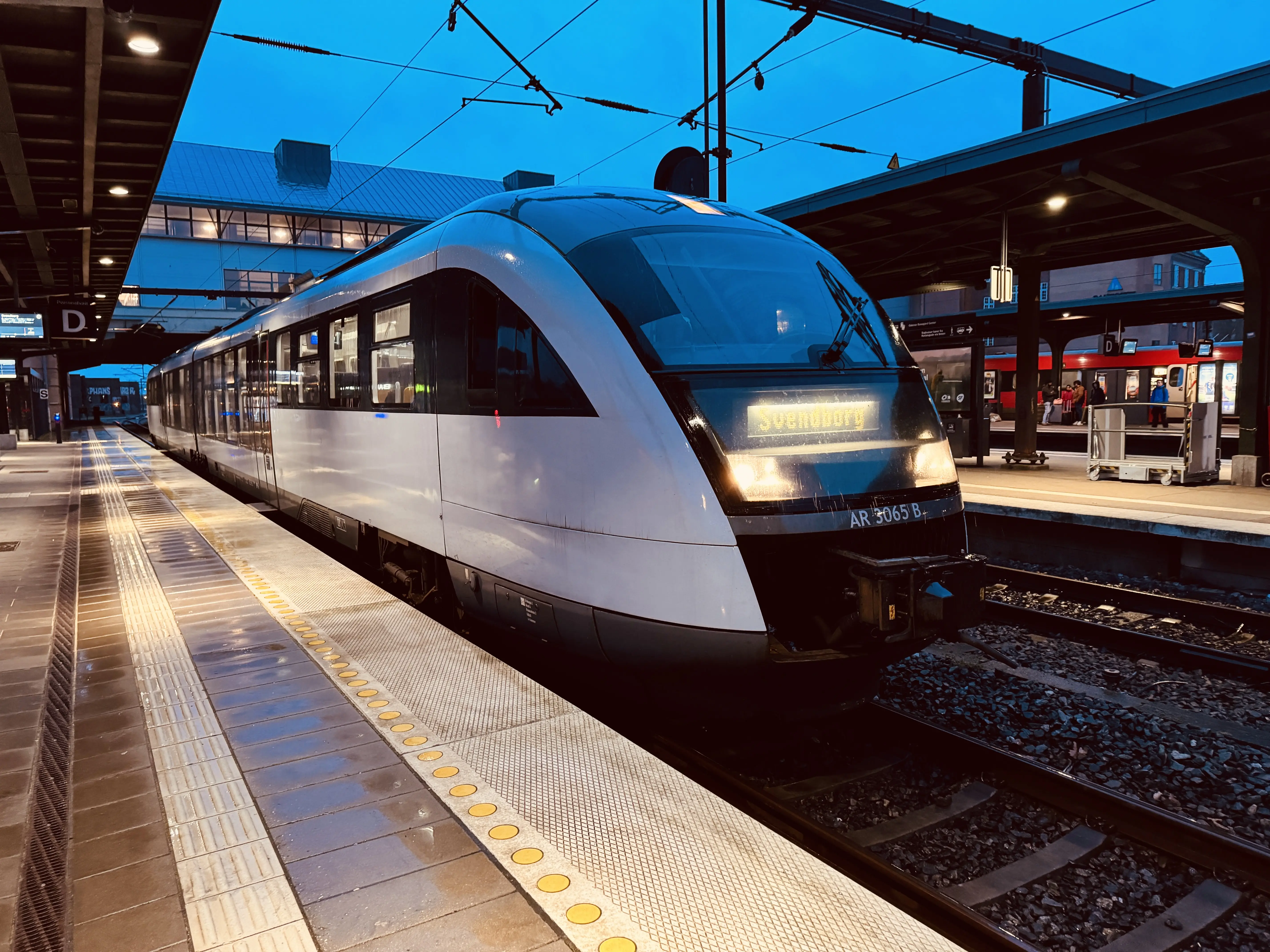 Billede af ARRIVA AR 3065, tidligere DSB MQ 4115-4915 fotograferet ud for Odense Banegård Center. Billede af ARRIVA AR 3065, tidligere DSB MQ 4115-4915 fotograferet ud for Odense Banegård Center.