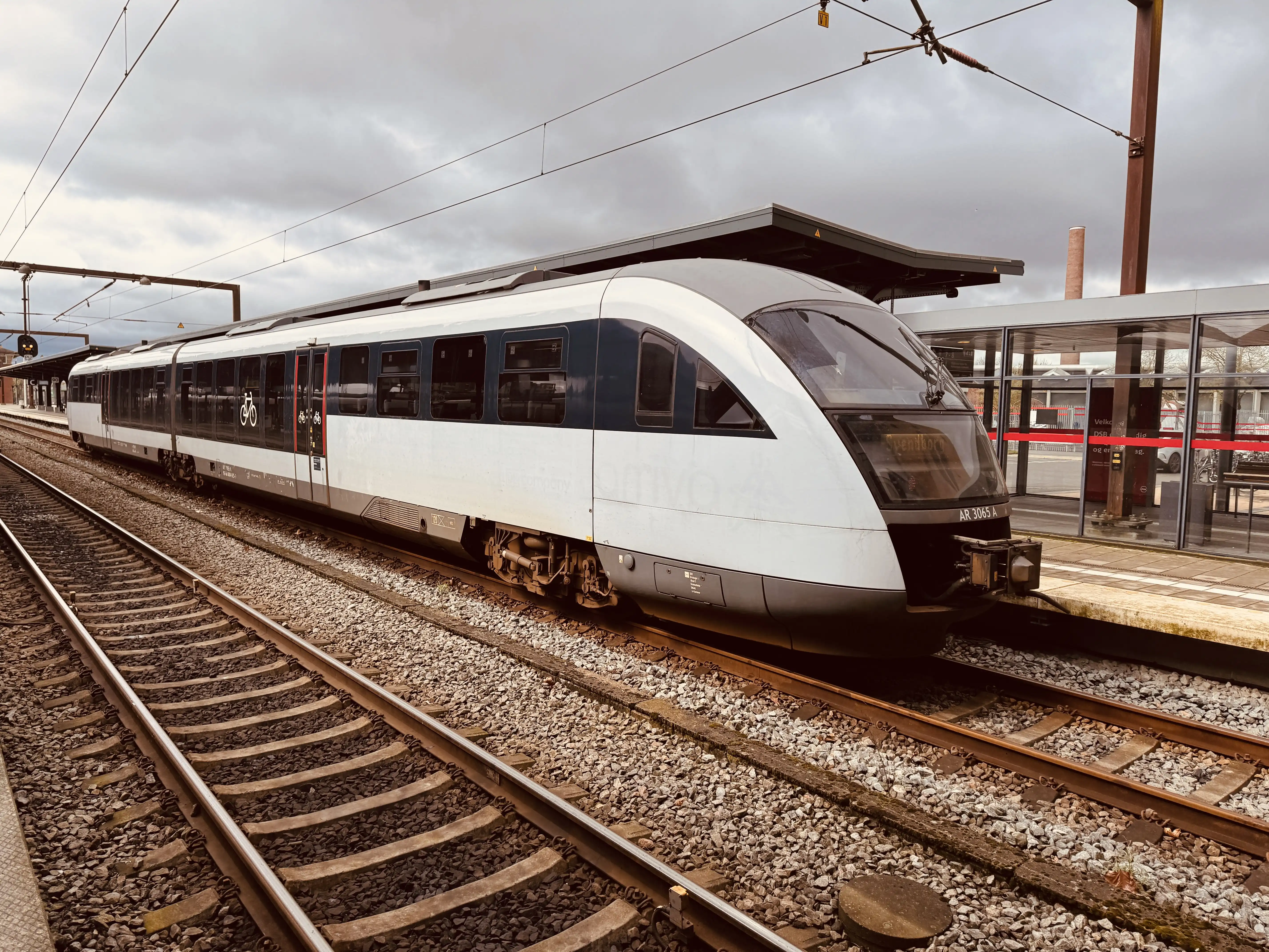 Billede af ARRIVA AR 3065, tidligere DSB MQ 4115-4915 fotograferet ud for Odense Banegård Center. Billede af ARRIVA AR 3065, tidligere DSB MQ 4115-4915 fotograferet ud for Odense Banegård Center.