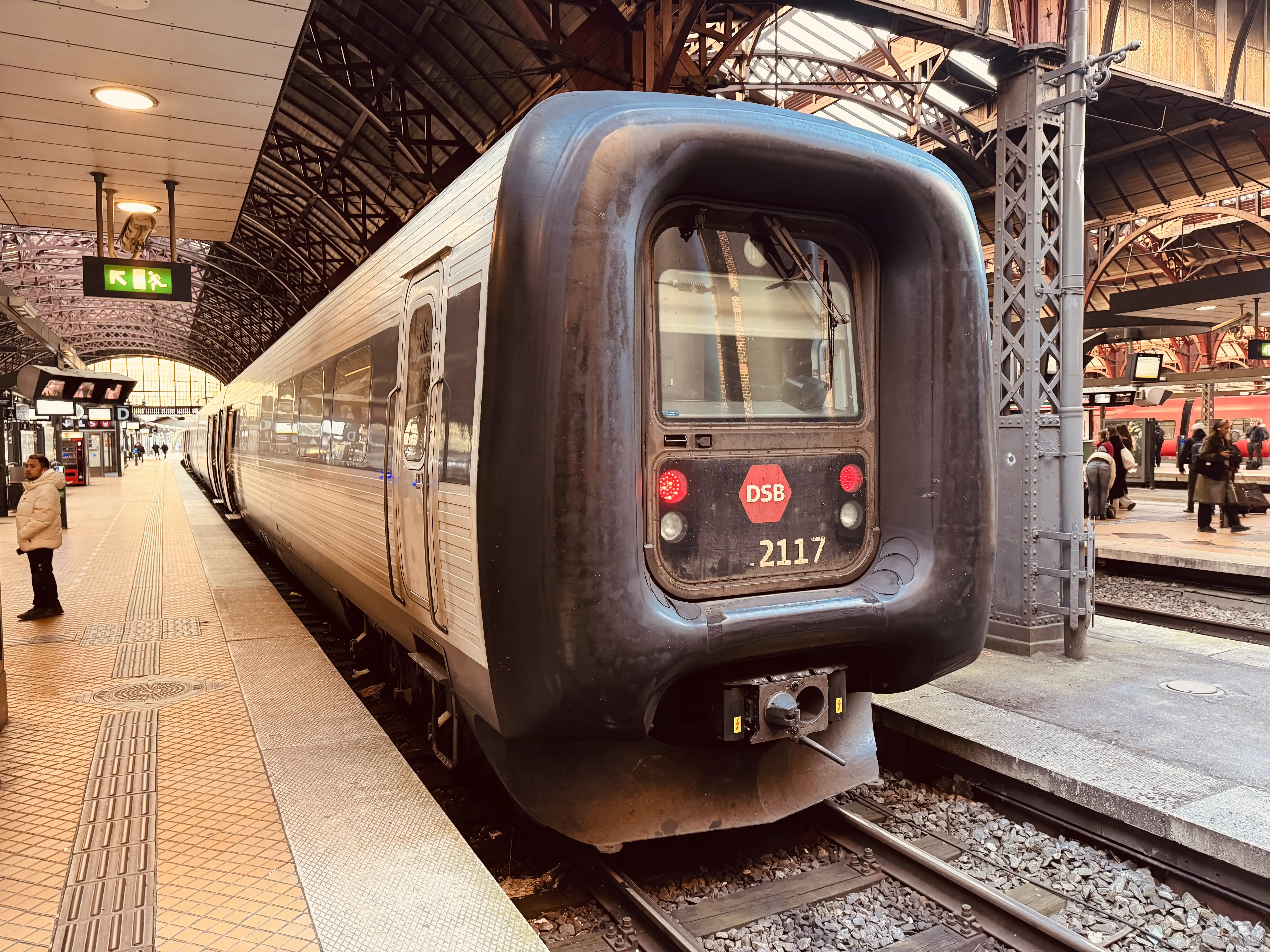 Billede af DSB ER 2017 fotograferet ud for København Hovedbanegård.