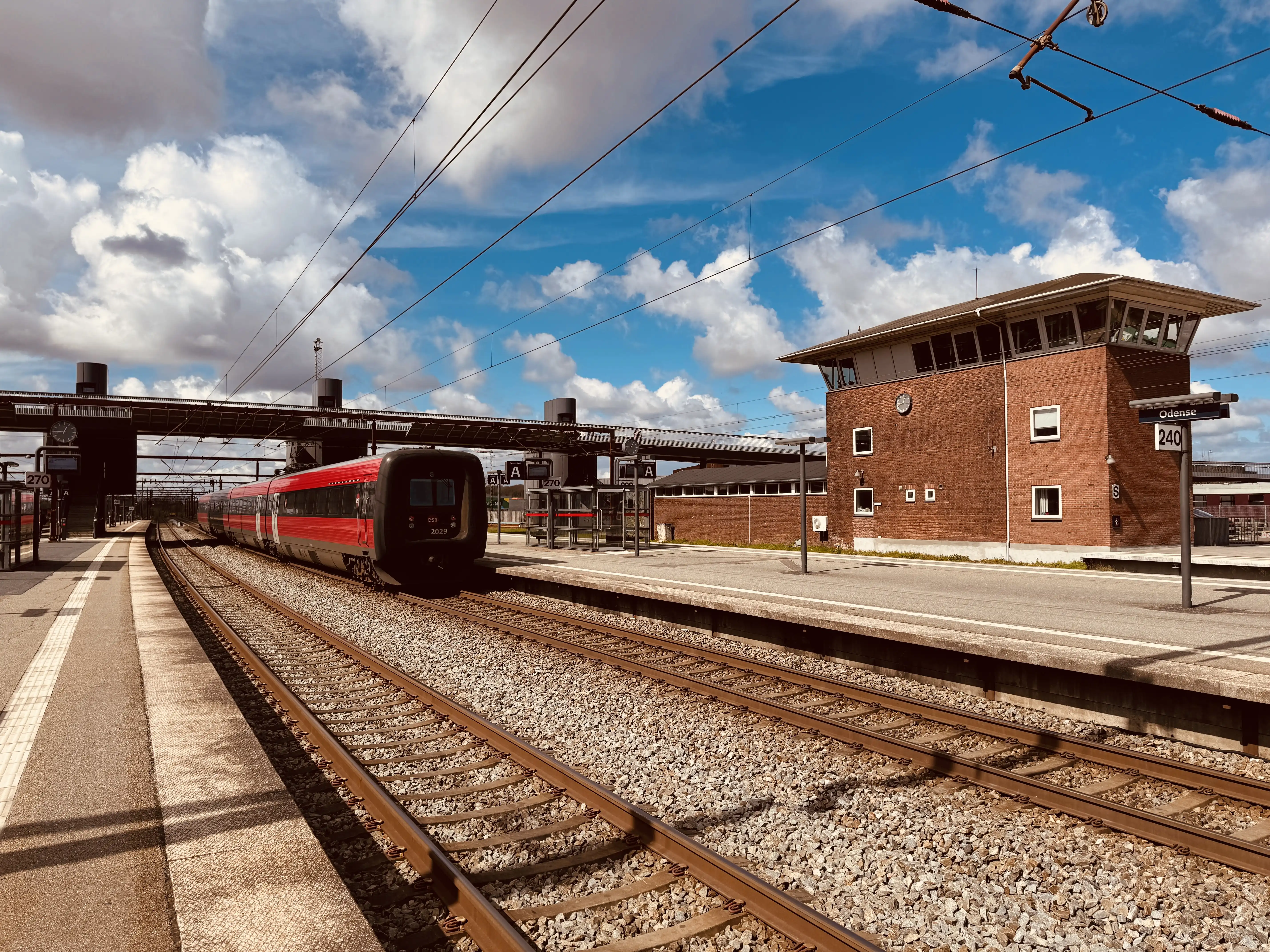 Billede af DSB ER 2029 fotograferet ud for Odense Banegård Center. Billede af DSB ER 2029 fotograferet ud for Odense Banegård Center.