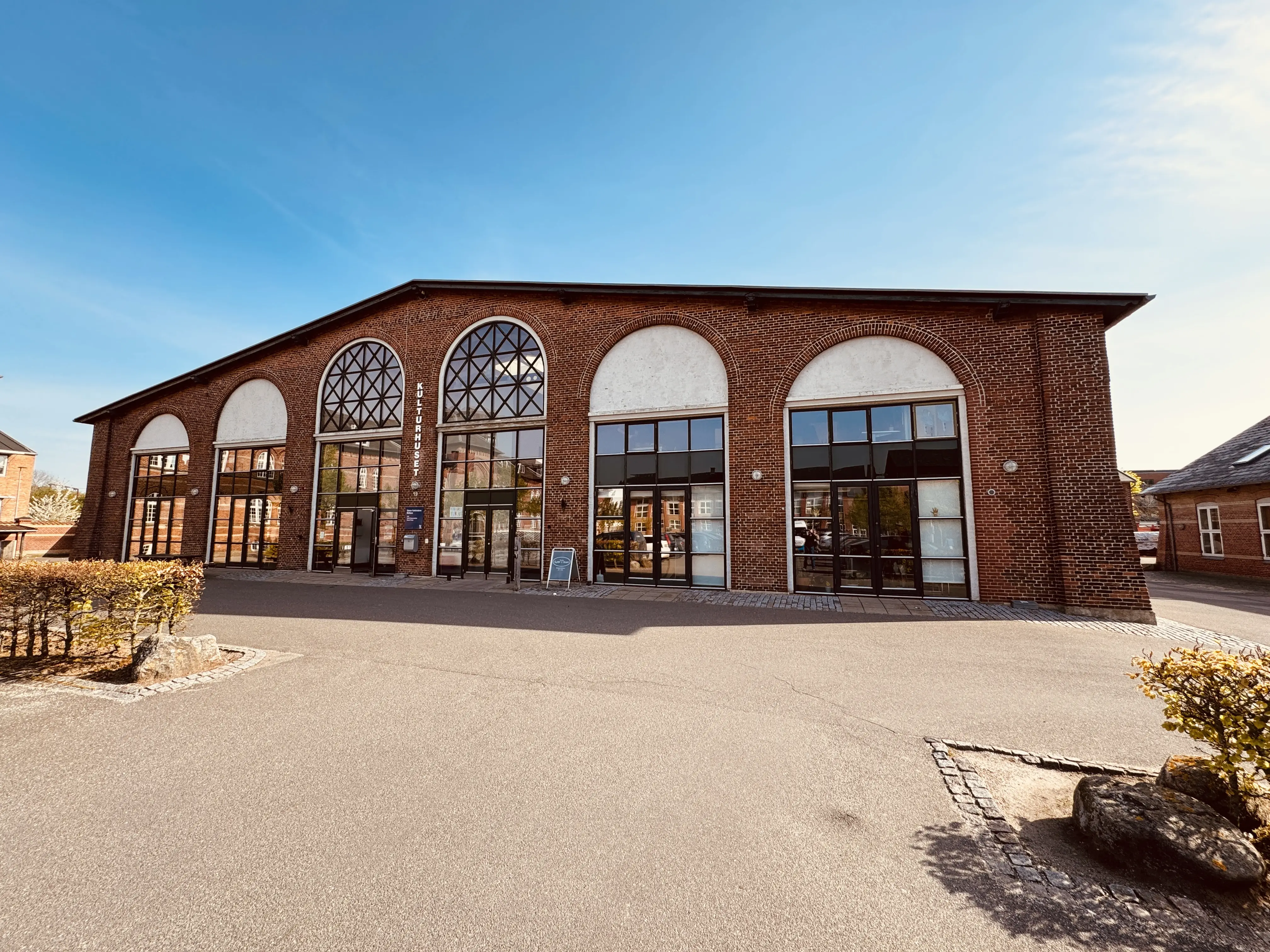 Billede af den nedlagte Triangel fabrik i Odense - her er det det tidligere værksted og monteringshal, hvor der har været en primitiv skydebro foran, da produktionen var i gang.