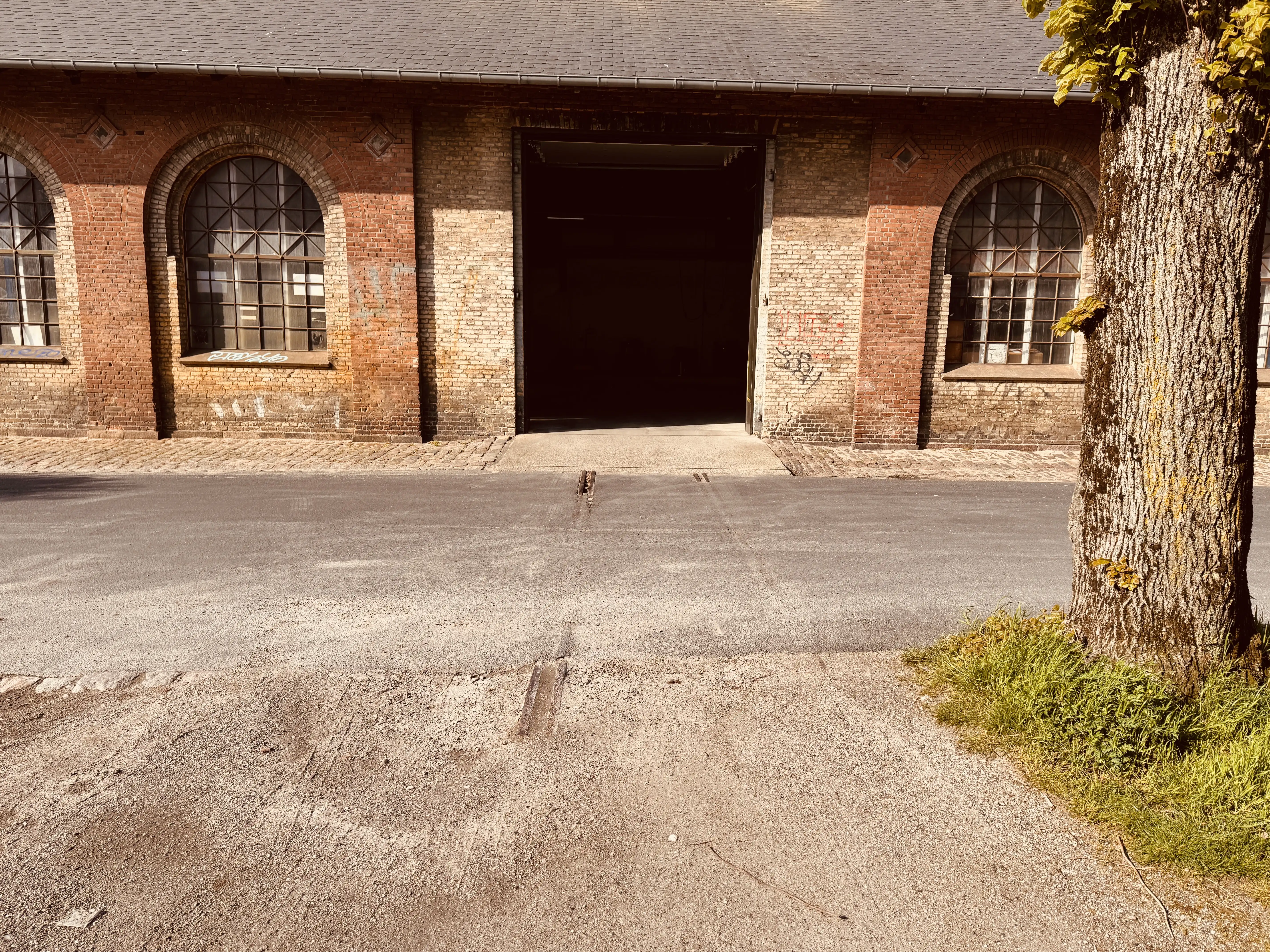 Billede af den nedlagte Triangel fabrik i Odense - her er det det tidligere værksted og monteringshal, hvor rester af det oprindelige sidespor til Odense Banegård stadig kan ses.