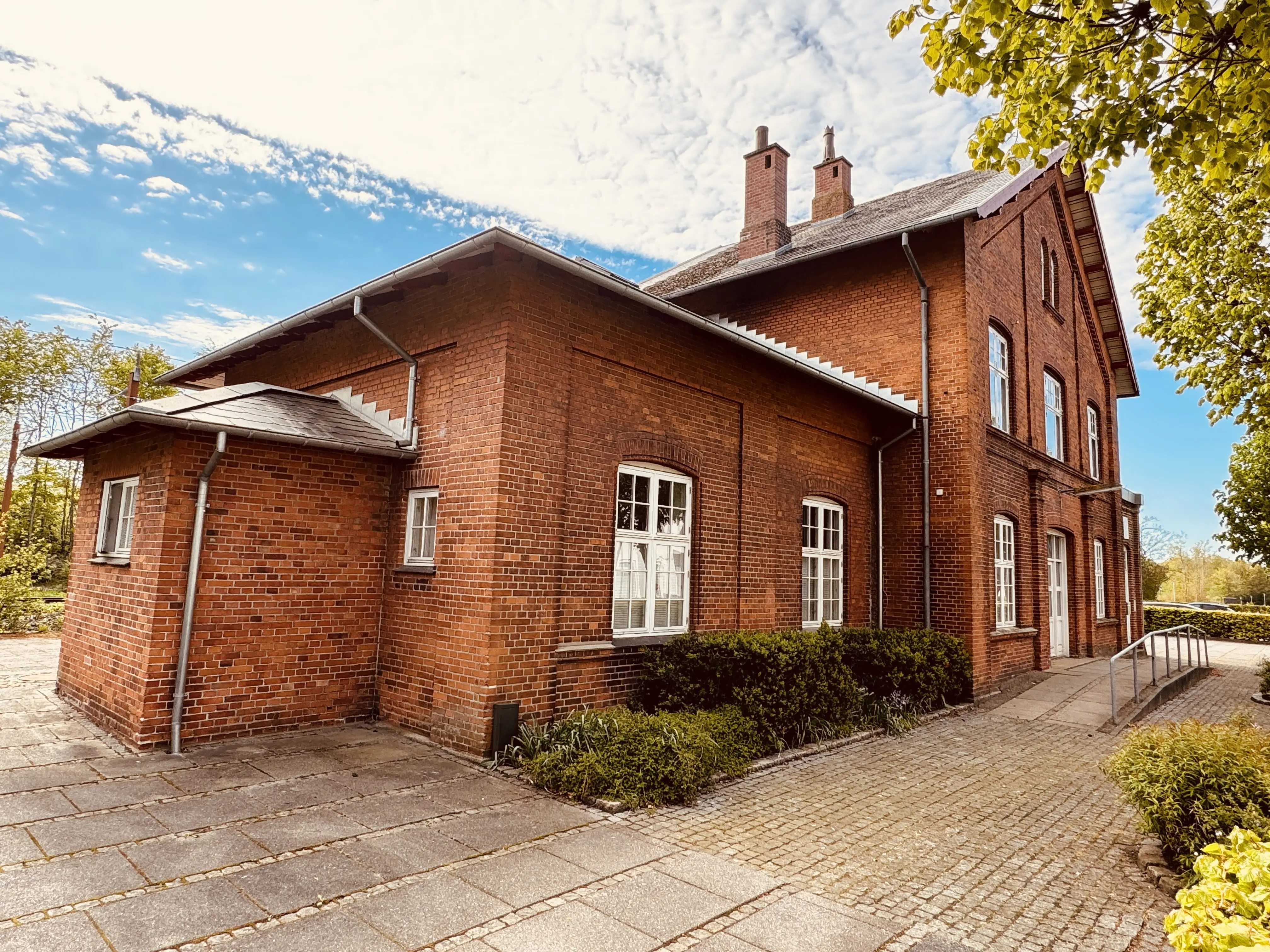 Billede af Løsning Trinbræt - selv om trinbrættet er nedlagt og fjernet, så findes den oprindelige stationsbygning endnu.