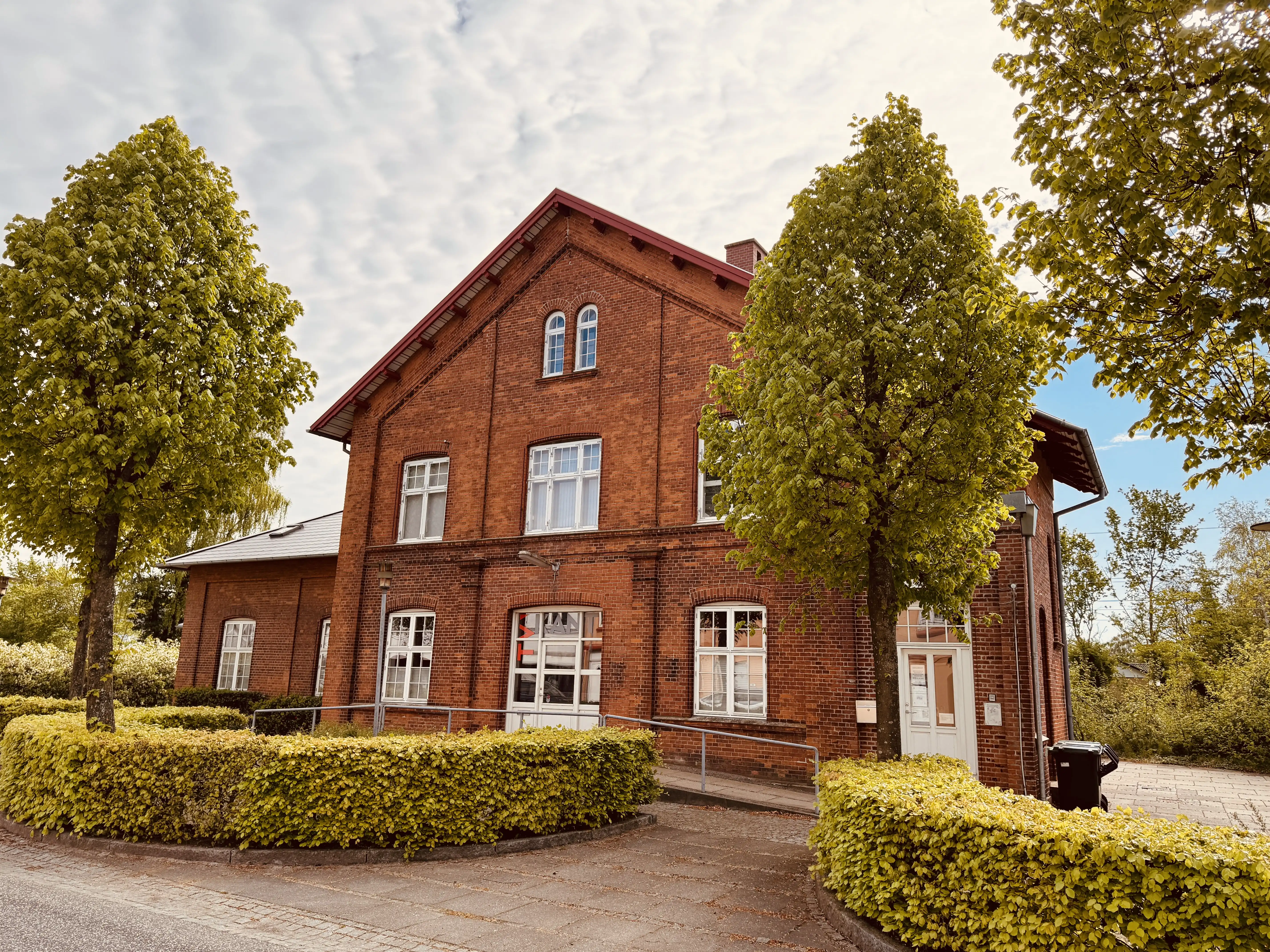 Billede af Løsning Station - i 1902 blev den oprindelige stationsbygning delvist nedrevet, ved at man fjernede overetagen og genbrugte det meste af underbygningen. I den sydvestlige ende af bygningen blev den gamle dobbeltmur revet helt ned og facaden flyttet ca. 1½ meter længere ud mod vejen. Da den "nye" Løsning Station stod færdig var det nu i 2½ etager, hvilket gav stationen lidt spøjse proportioner da den næsten var højere end den var lang..